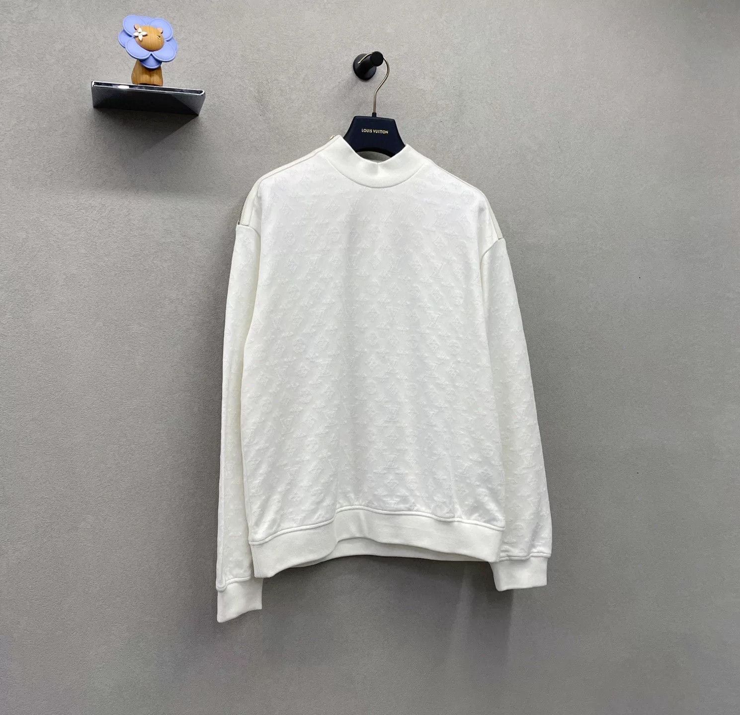 Louis Vuitton louis vuitton white long sleeve sweatshirt Size US M / EU 48-50 / 2 - 3 Thumbnail