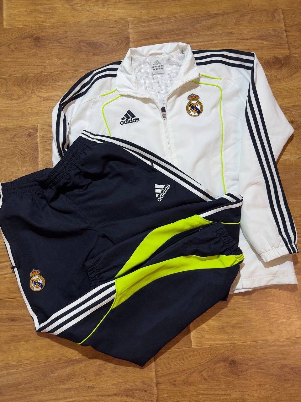 Vintage Vintage Adidas Real Madrid Tracksuit 2010/2011 Nylon Footbal Size US M / EU 48-50 / 2 - 1 Thumbnail