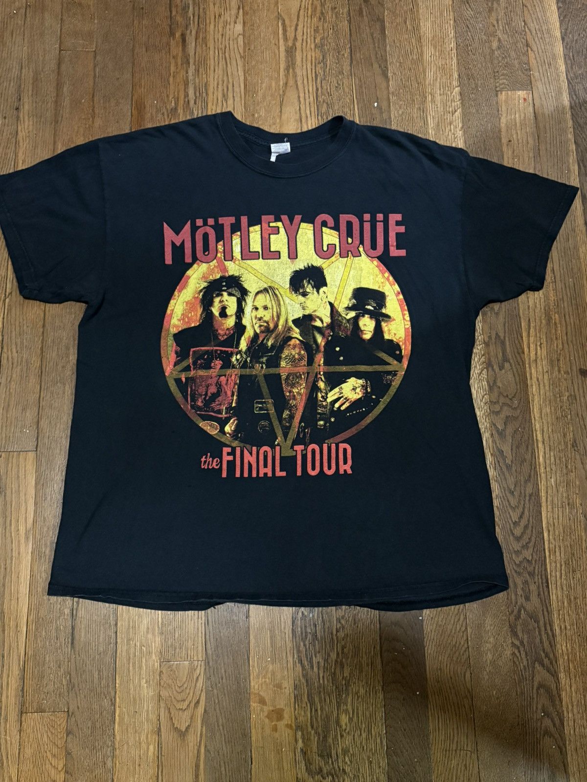 Band Tees MOTLEY CRÜE “The Final Tour” T-Shirt Size US XL / EU 56 / 4 - 1 Thumbnail