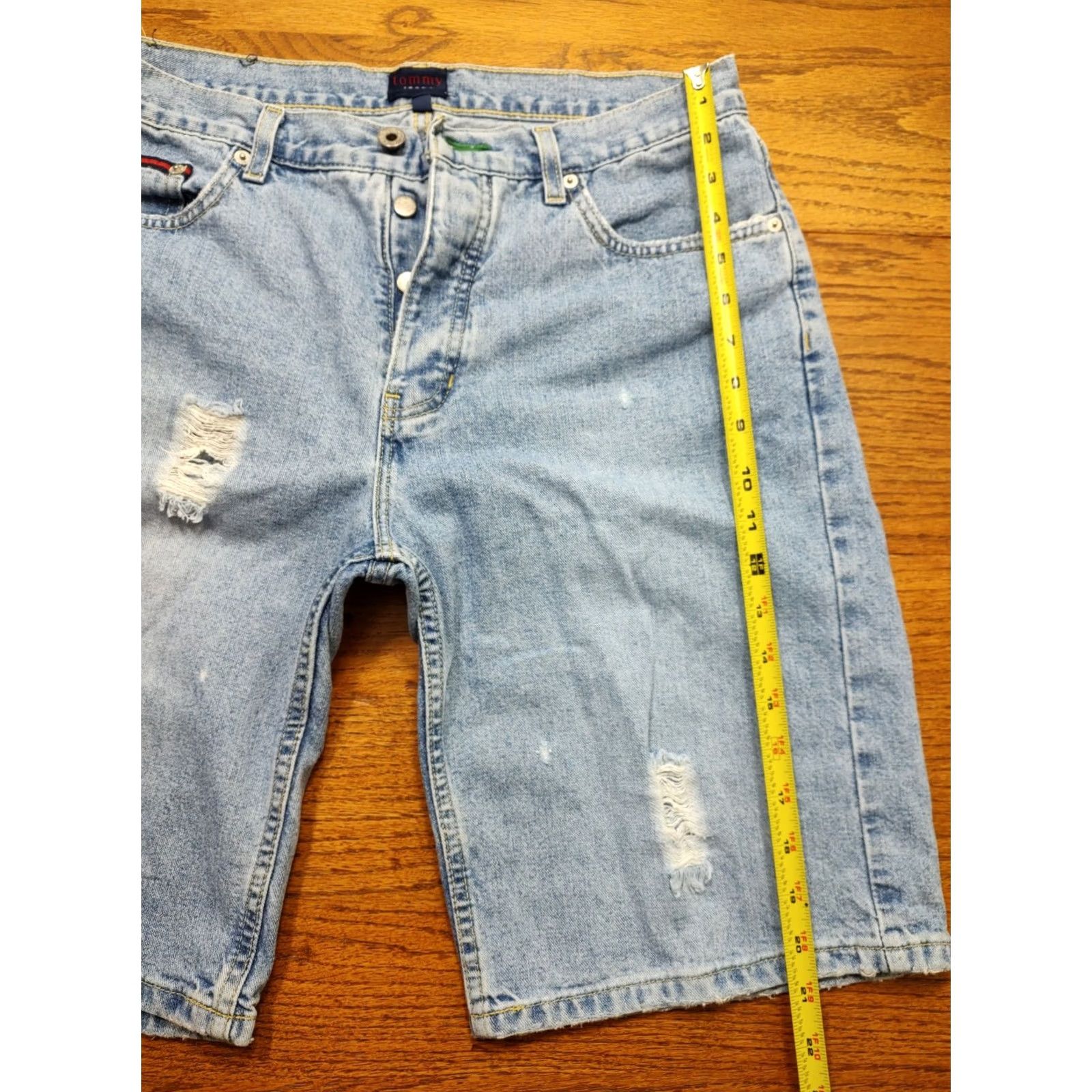 Tommy Hilfiger VINTAGE Tommy Hilfiger Flag Logo Distressed Light Wash Denim Shorts Button Fly 11/31 Women 31 Blue 90s Flag Casual Shorts Size 24" / US 00 / IT 34 - 6 Thumbnail