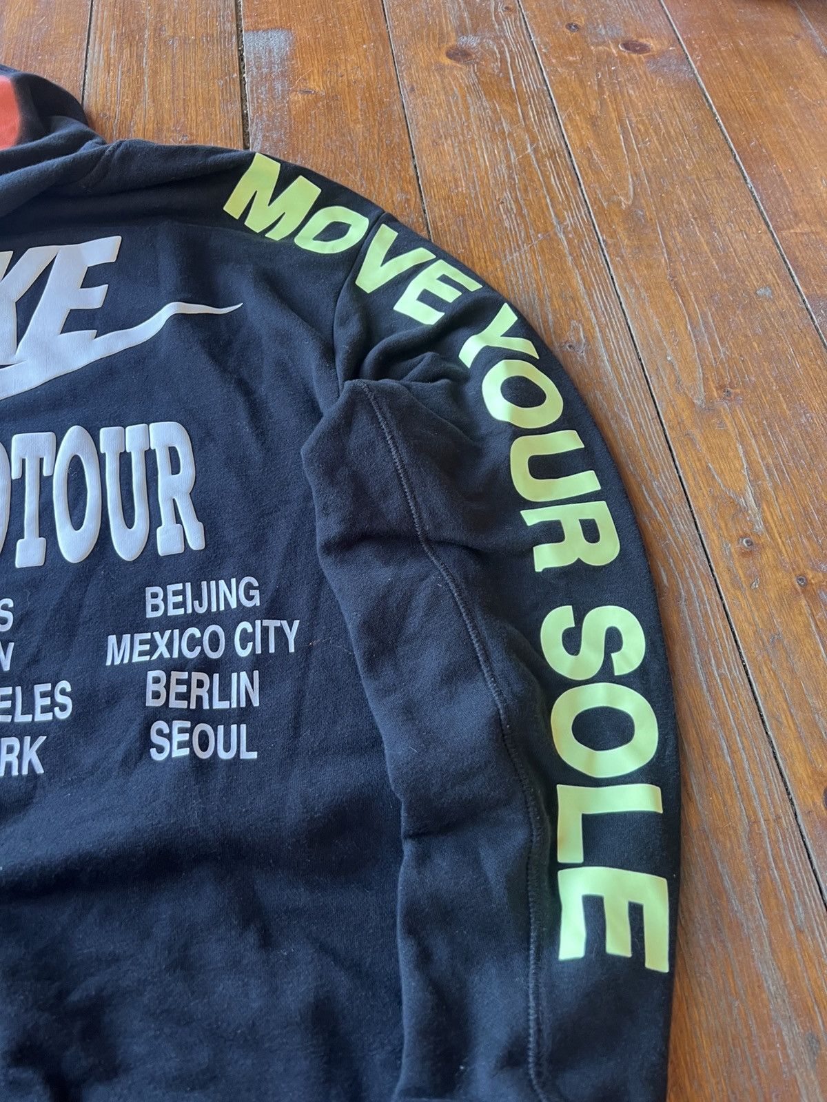 Nike 2021/2022 NIKE NSW WORLD TOUR PRINTED BLACK HOODIE SIZE M Size US M / EU 48-50 / 2 - 8 Thumbnail