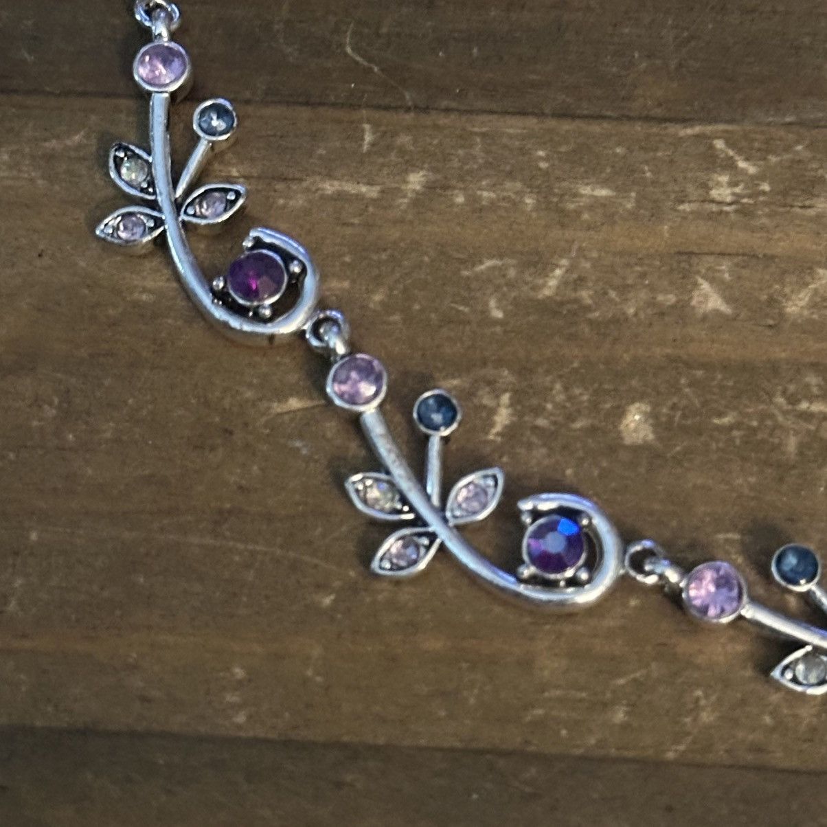 Other Avon Sparkly Vine silver tone gemstone necklace Size ONE SIZE - 3 Thumbnail