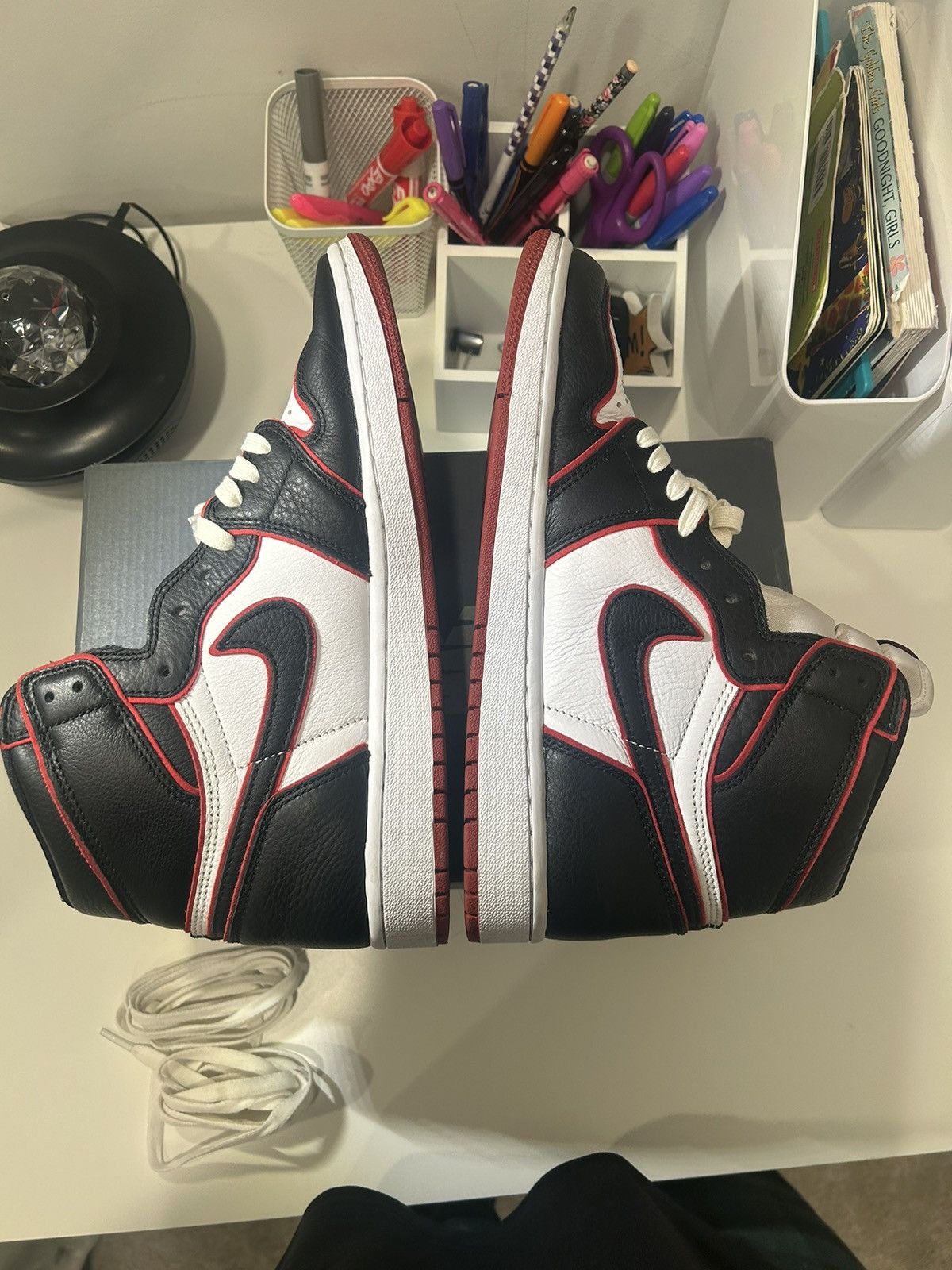 Jordan Brand × Nike Jordan 1 Retro High Bloodline Size 9 Size US 9 / EU 42 - 3 Thumbnail