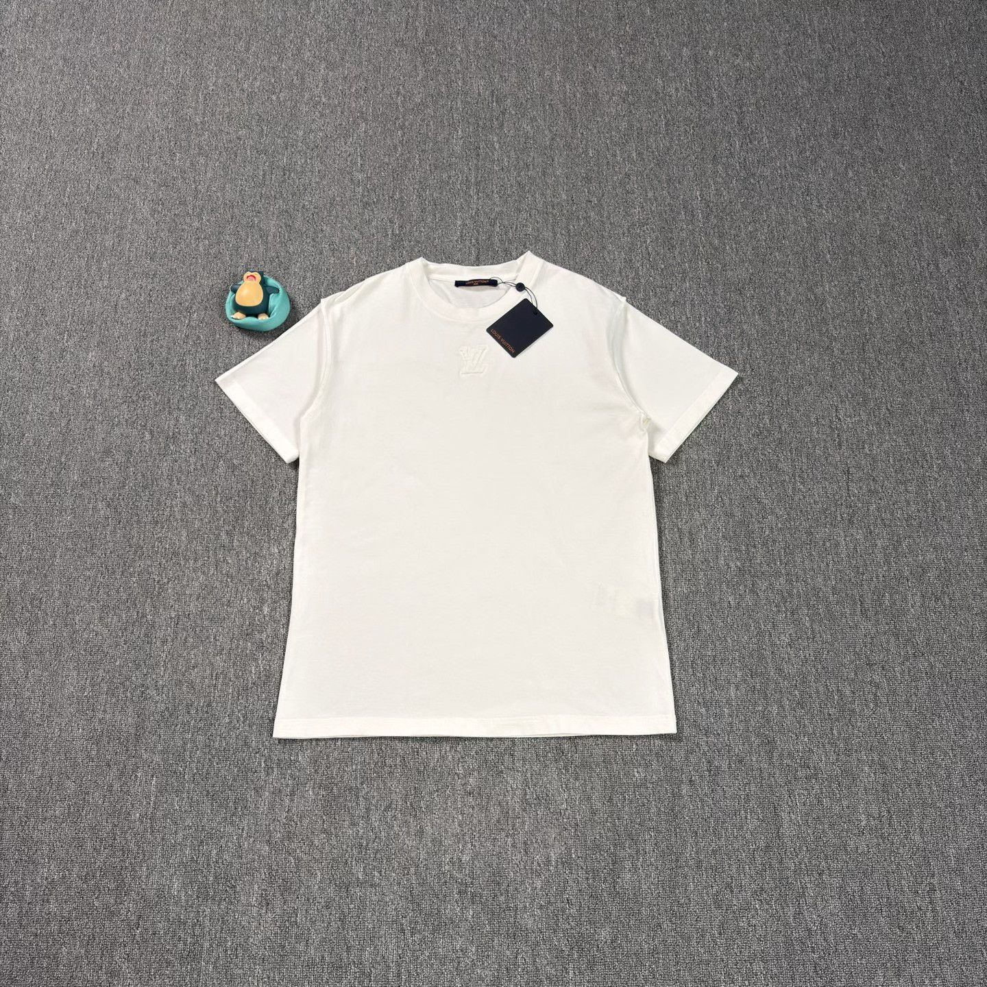 Louis Vuitton LV White Embossed Logo T-Shirt Size US M / EU 48-50 / 2 - 1 Thumbnail