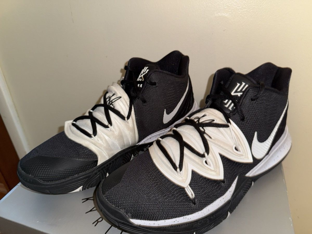 Nike Kyrie V Team Black Magic mid, OG Box, EXC! Minimal Use!