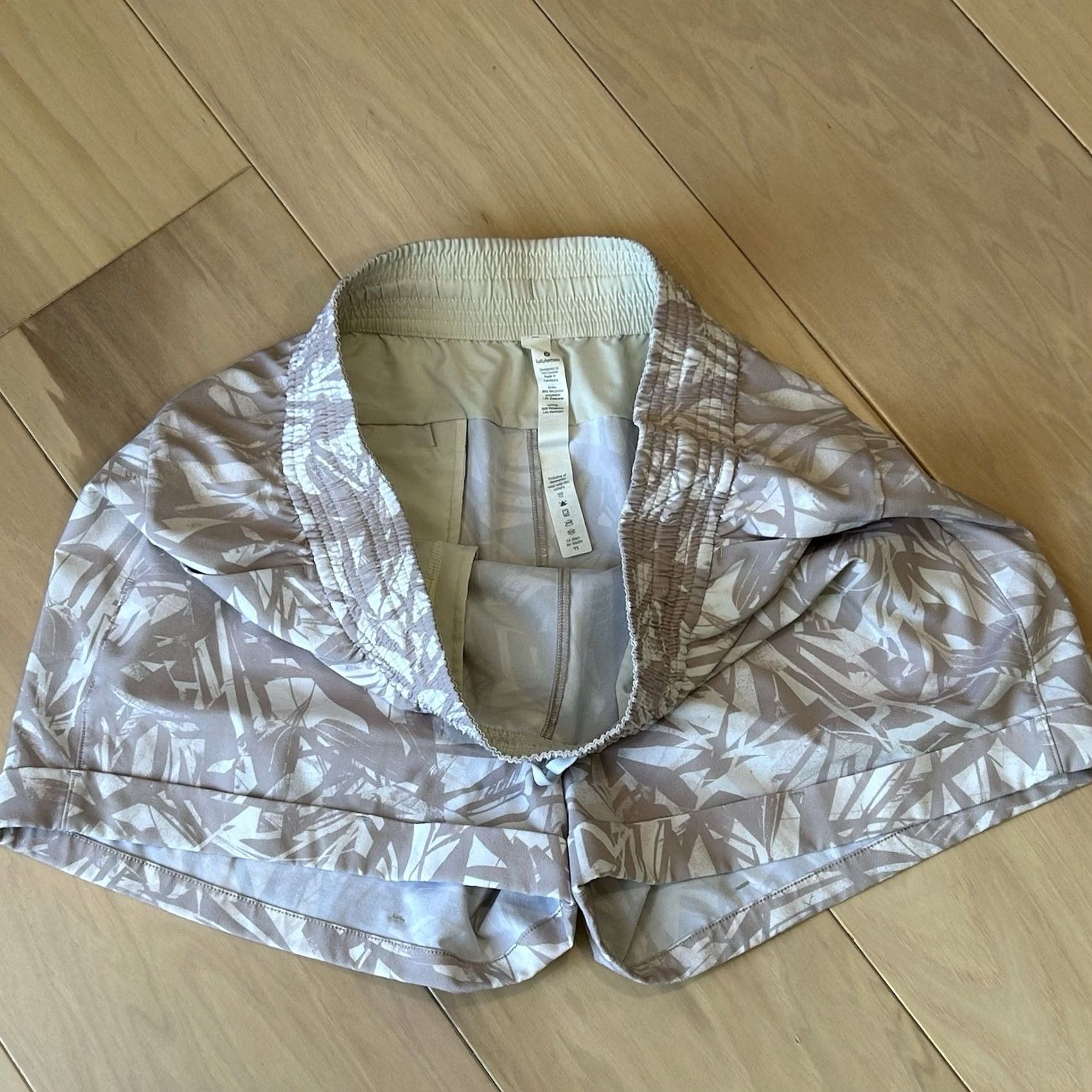 Lululemon Lululemon Spring Break Away Short Shadow Leaf Women’s 8 Size 30" / US 8 / IT 44 - 3 Thumbnail