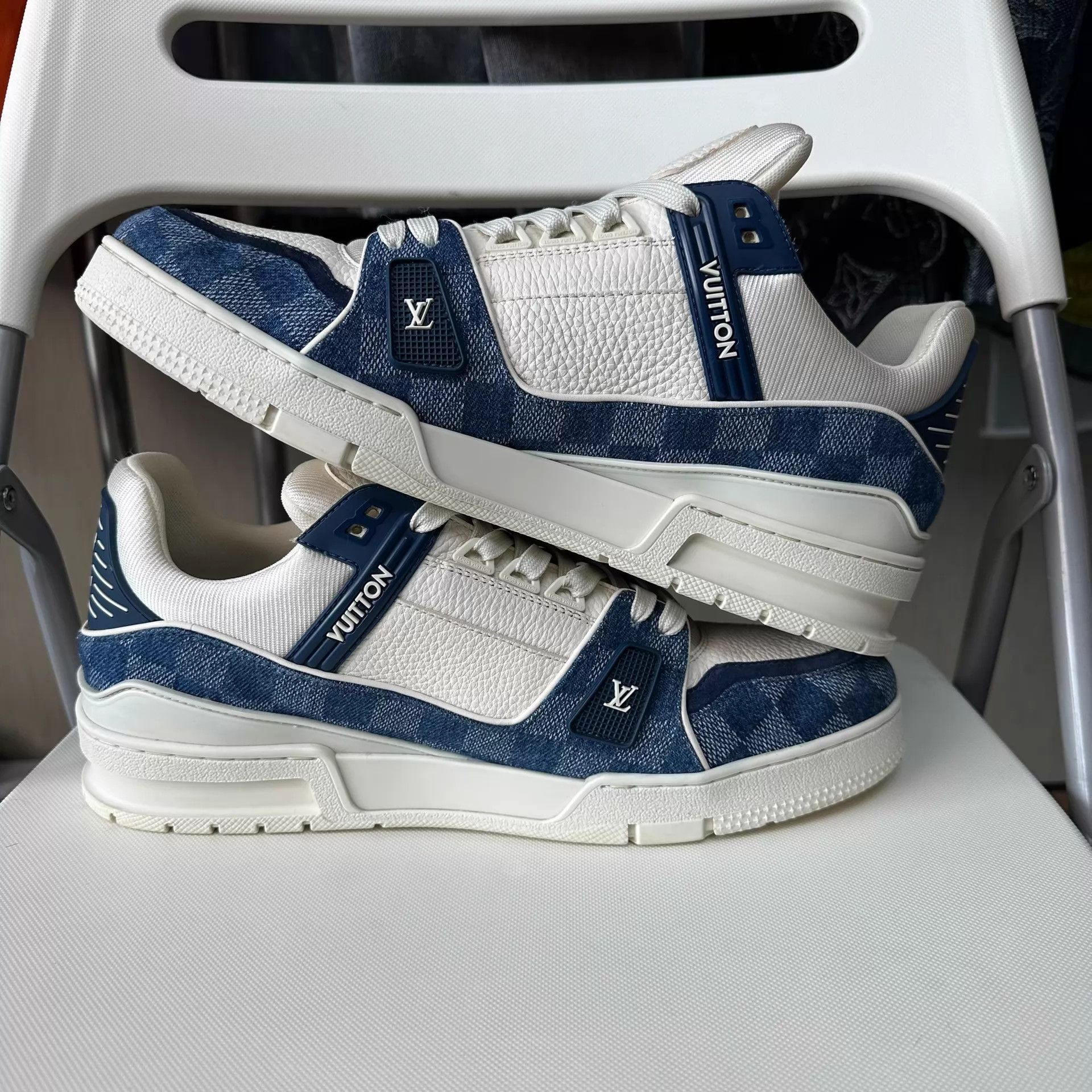Louis Vuitton LOUIS VUITTON Trainer White Blue Unisex EU 43 Size US 10 / EU 43 - 7 Thumbnail