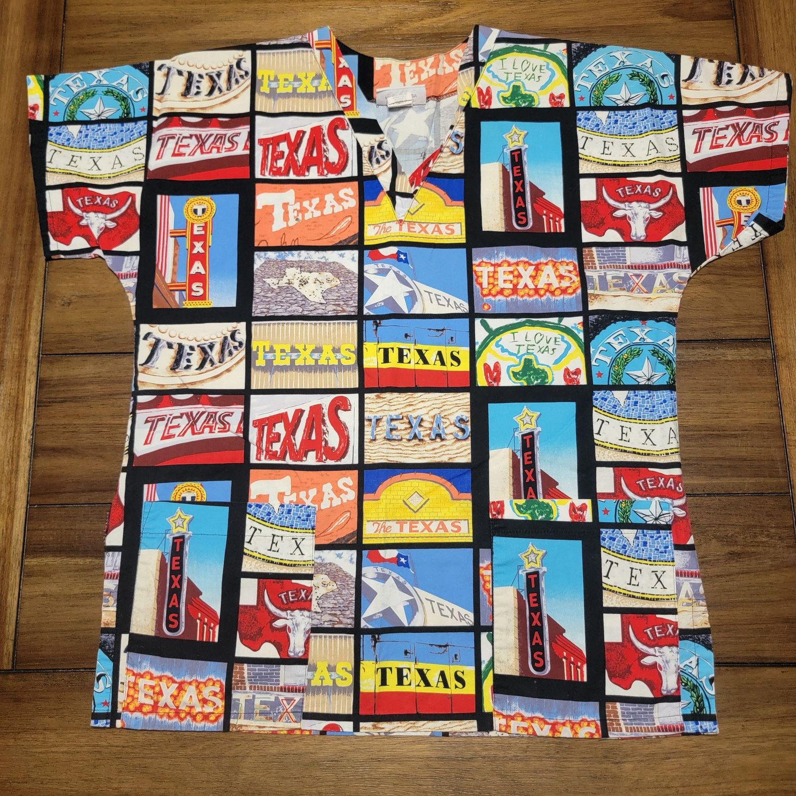 Other Texas Themed Scrub Top (Mad About Scrubs) - Size XS Size XS / US 0-2 / IT 36-38 - 1 Thumbnail