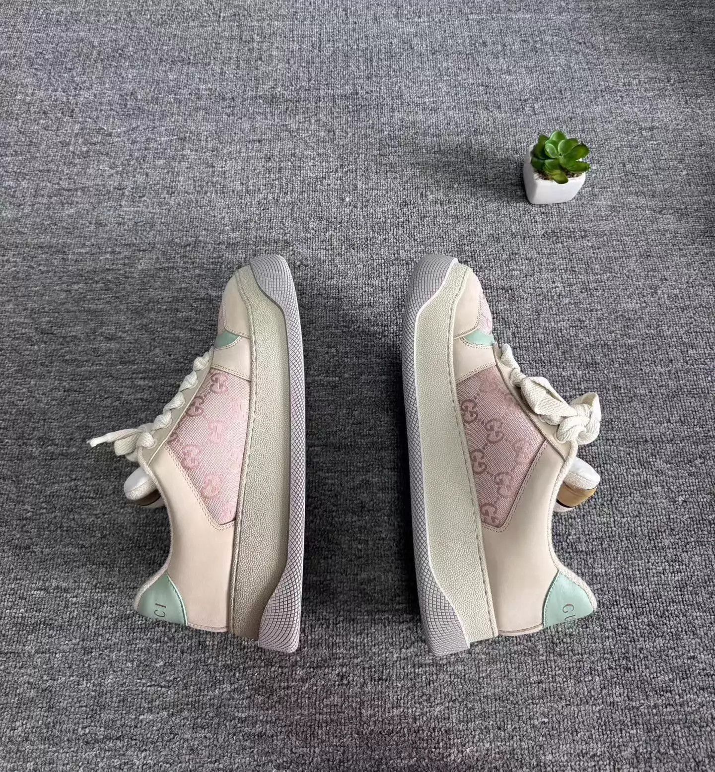 Gucci Gucci shoe 40.5 like new original box no side tag full tread Size US 7.5 / EU 40-41 - 2 Thumbnail