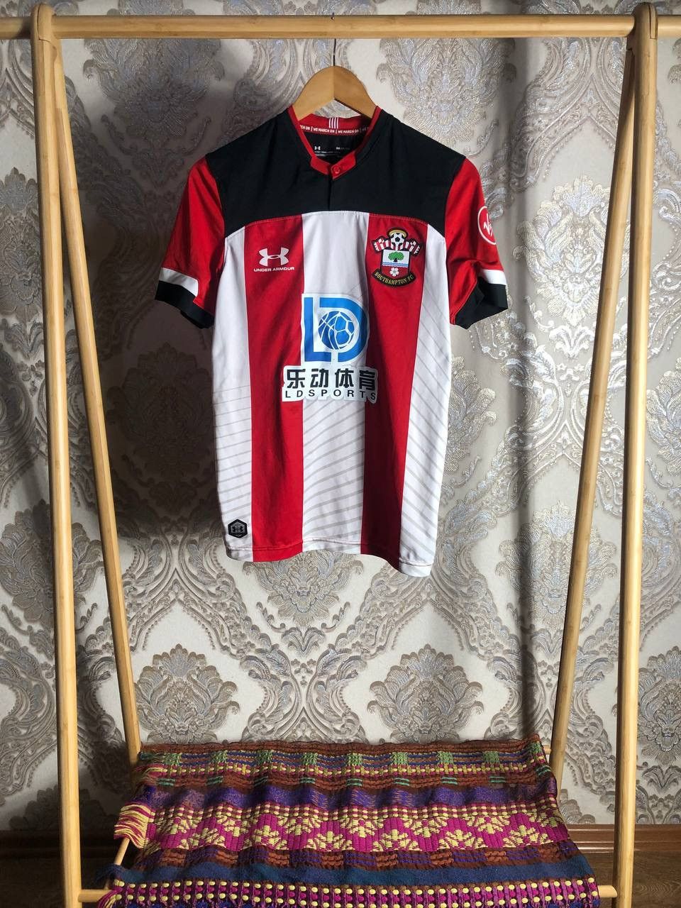 Under Armour VINTAGE UNDER ARMOUR FC SOUTHAMPTON ENGLAND SOCCER JERSEY Size US S / EU 44-46 / 1 - 1 Thumbnail