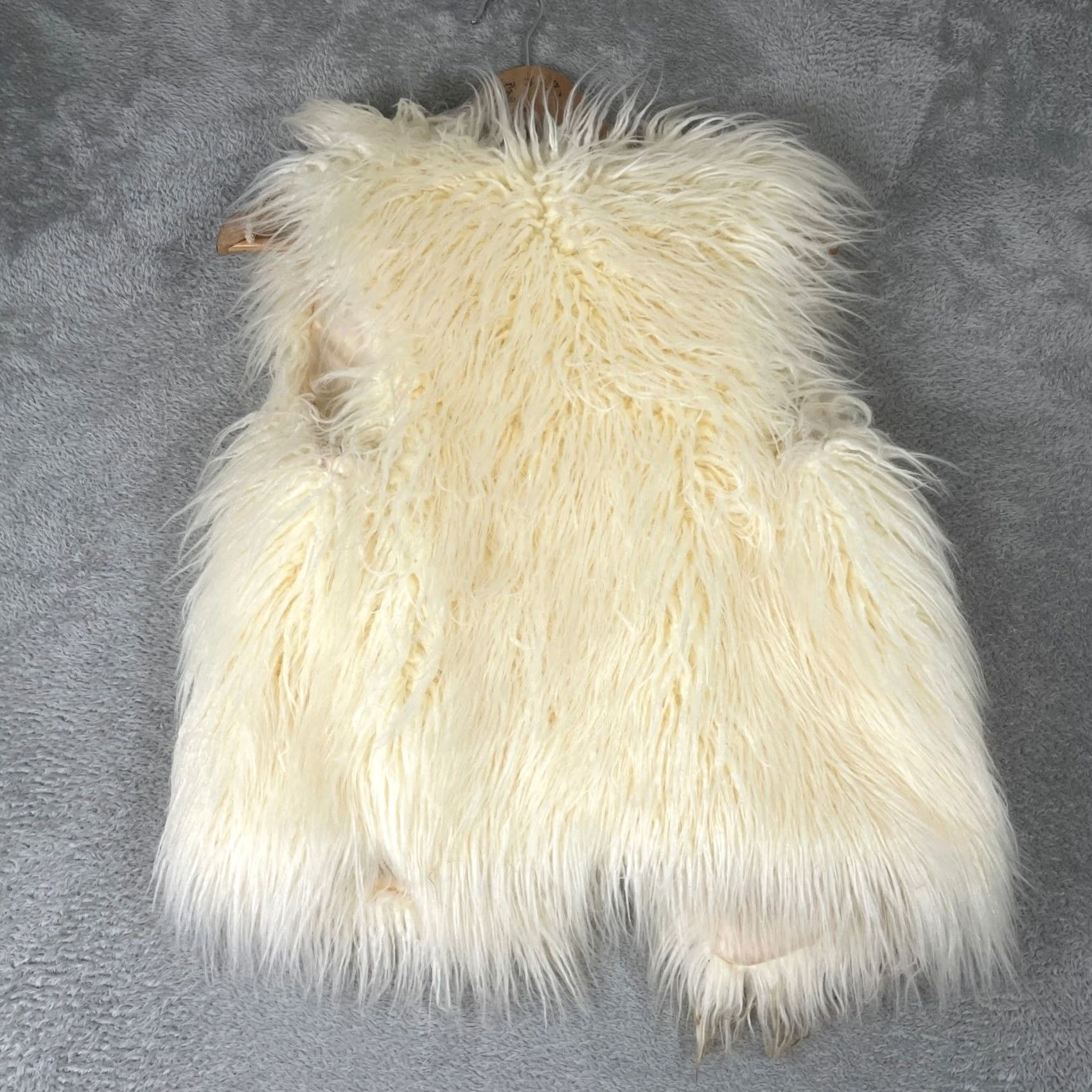 American Eagle Outfitters VINTAGE American Eagle Outfitters Faux Fur Vest Womens XS Cream Shaggy Boho Glam Y2K Layering Size XS / US 0-2 / IT 36-38 - 2 Thumbnail