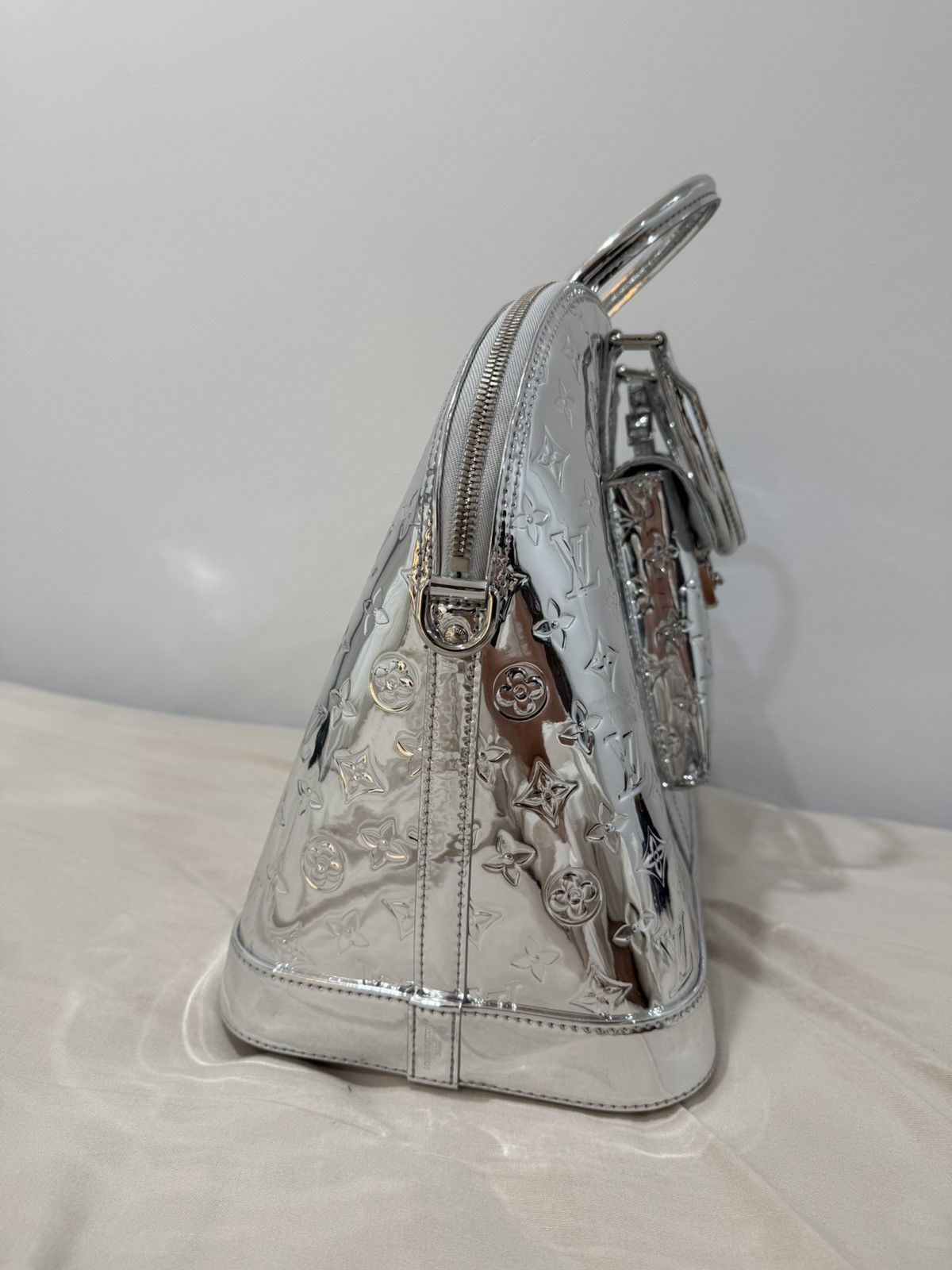 Louis Vuitton Alma Travel bag Size ONE SIZE - 4 Thumbnail