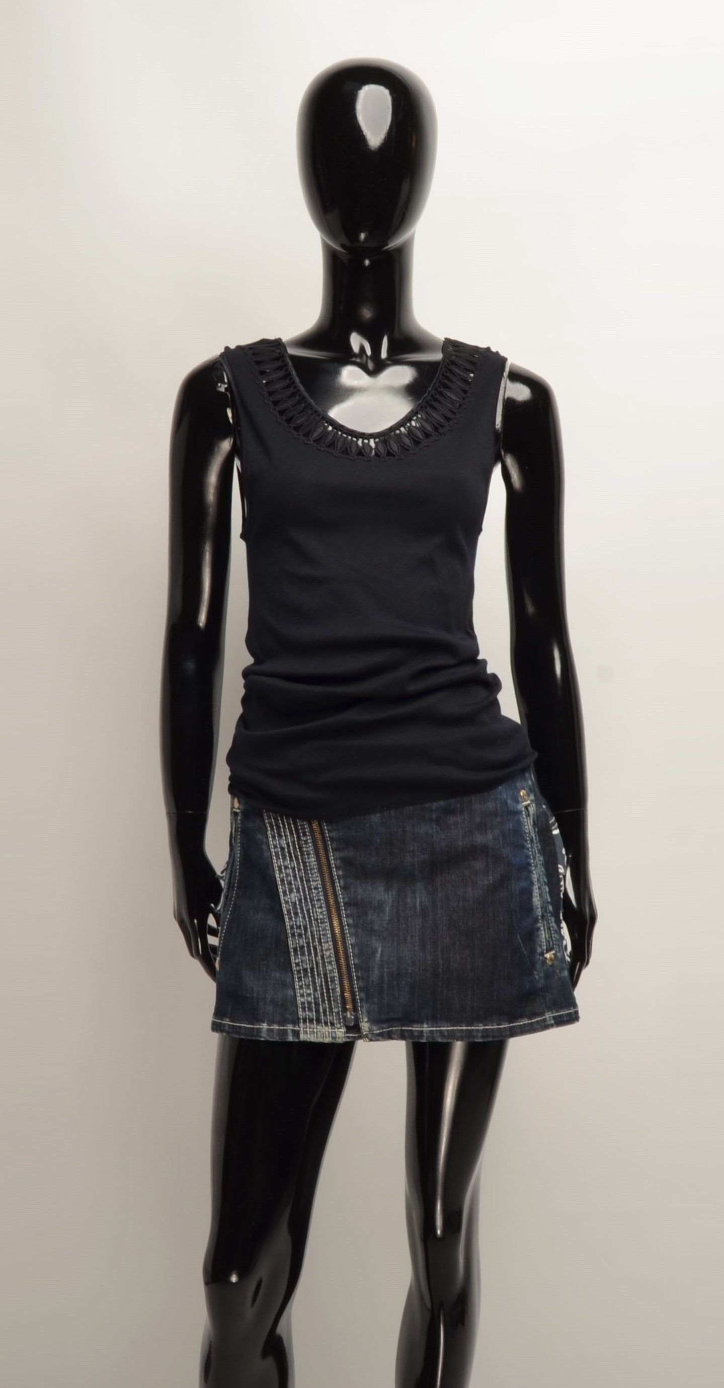 Hanro × Vintage Vintage Hanro of Switzerland Embroidered Details Scoop Neck Size L / US 10 / IT 46 - 1 Thumbnail