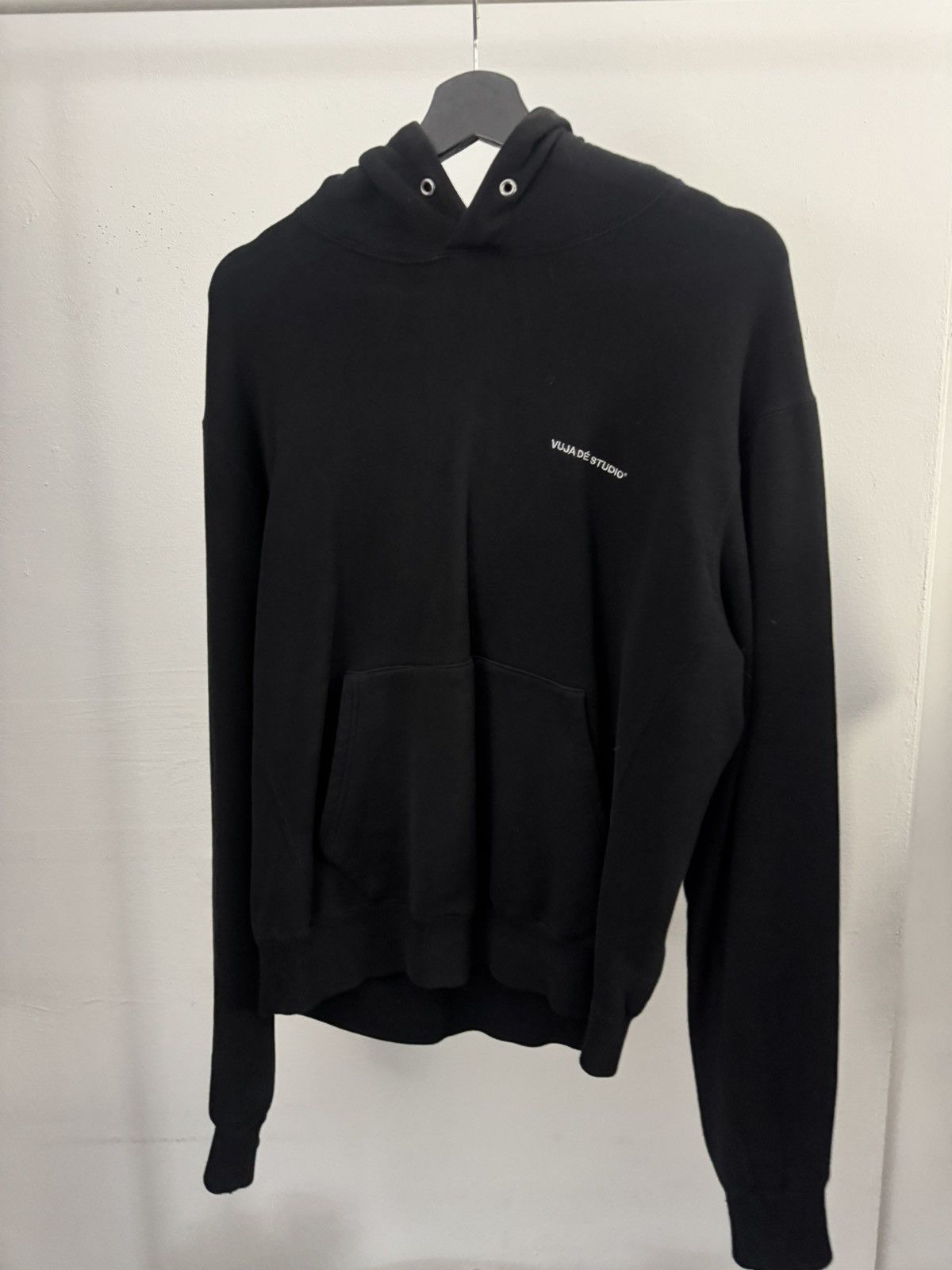 トップス VUJA DE P/HOODIE Steel Black VUJA DE P/HOODIE Steel Black AXEL SUNFADED CHIRAL VD HOODIE IN