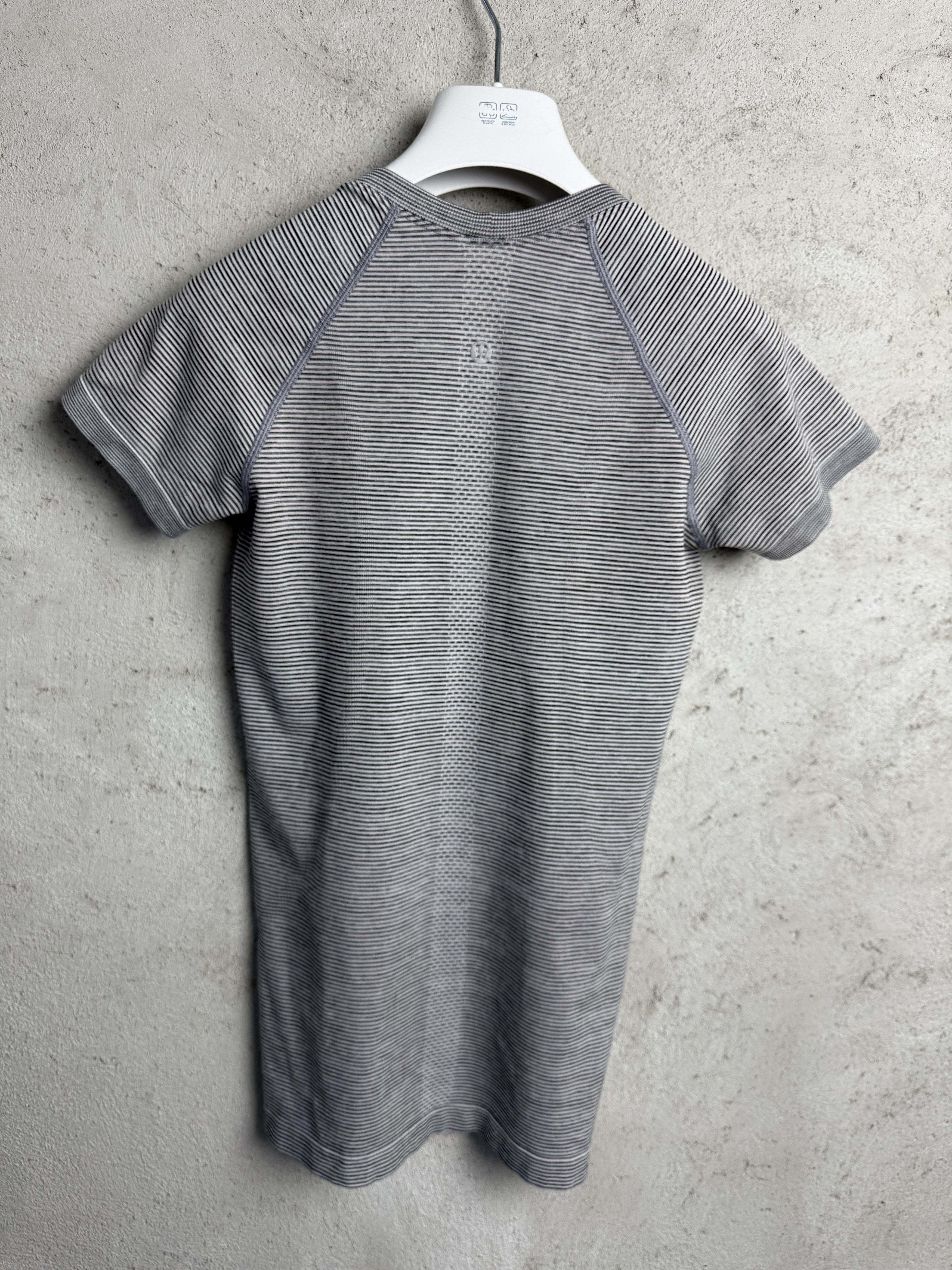 Lululemon Lululemon striped t-shirt tee yoga gym pilates sport Size S / US 4 / IT 40 - 1 Thumbnail