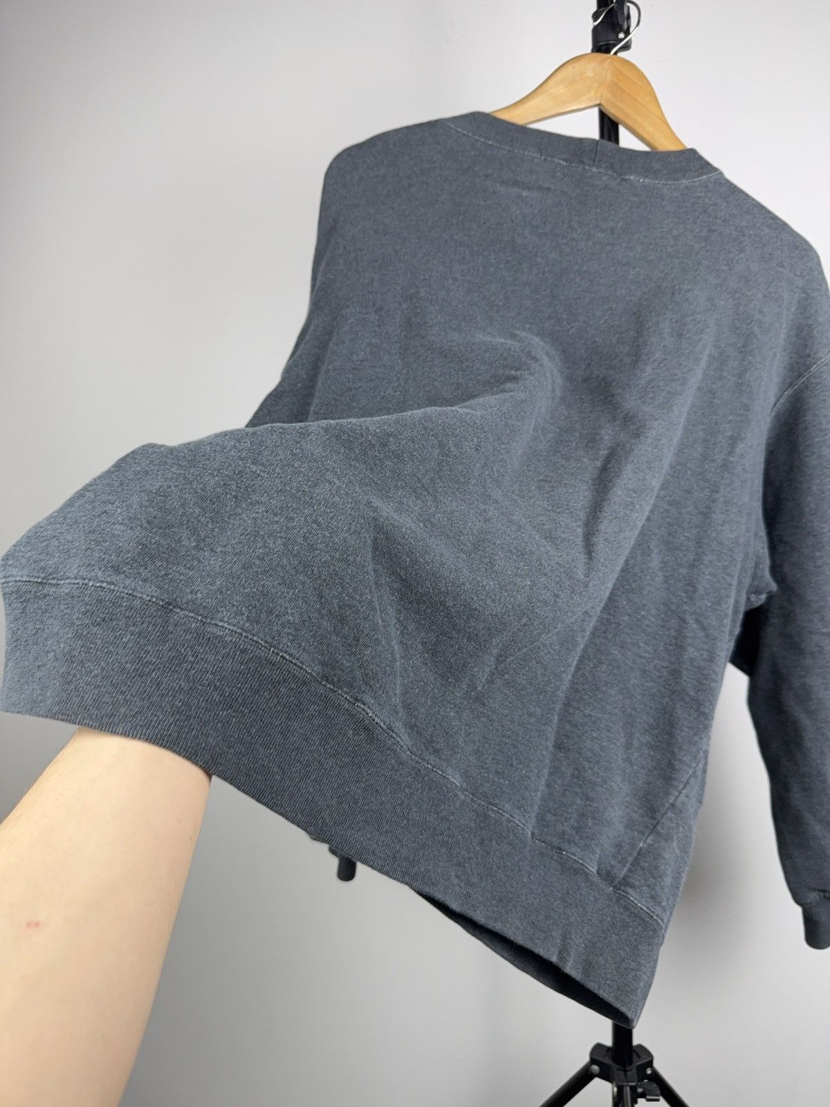 Hugo Boss 00s Hugo Boss Distressed Crewneck Sweatshirt Minimal Logo L Size US L / EU 52-54 / 3 - 13 Thumbnail