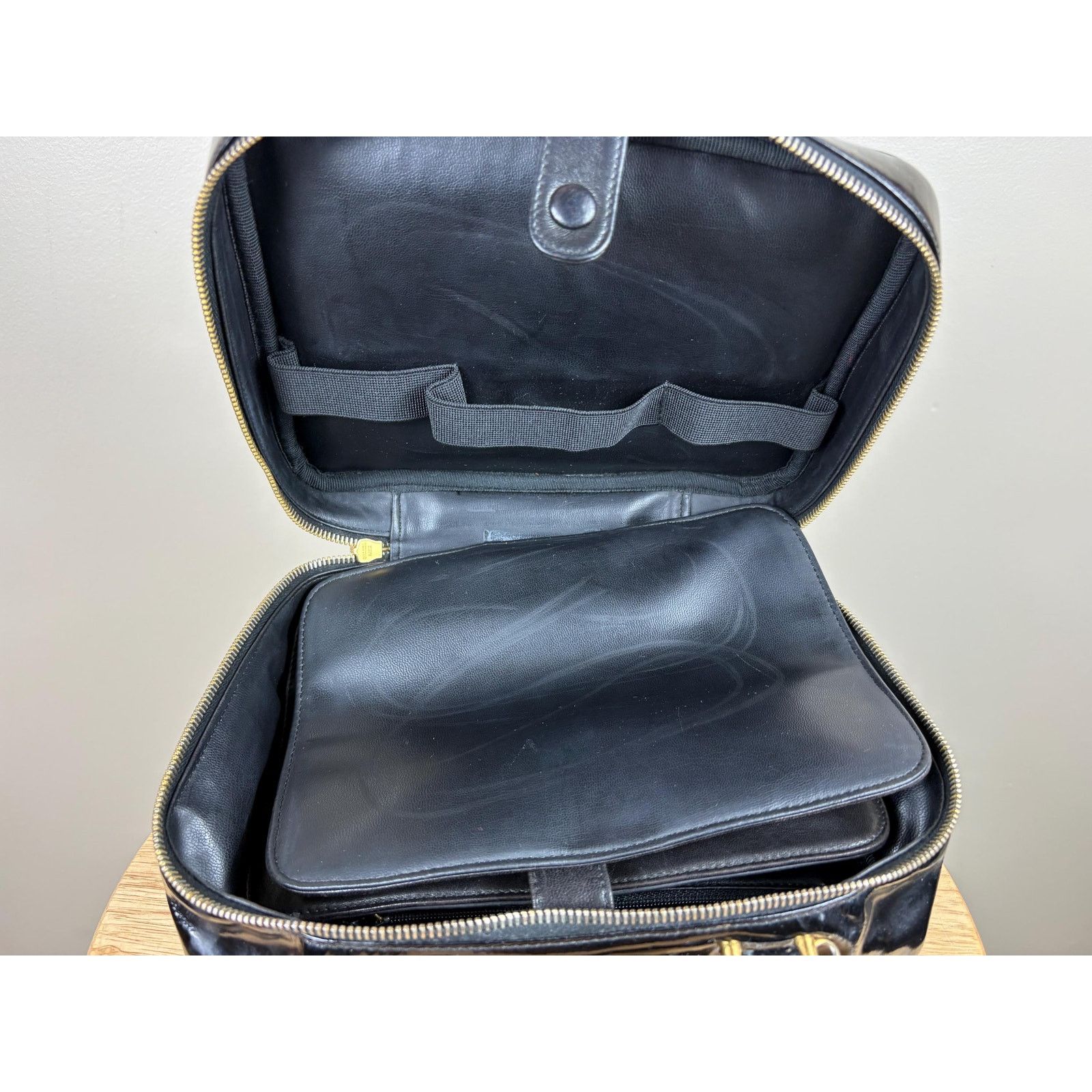 Chanel Authentic Chanel Vintage Patent Leather Black CC Vanity Case Size ONE SIZE - 13 Thumbnail