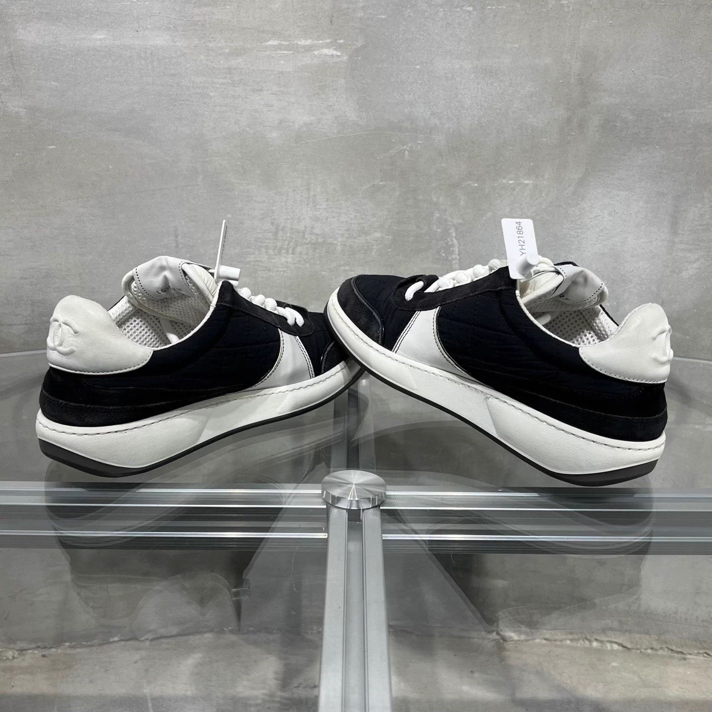 Chanel CHANEL logo leather low-top black/white EUR38 sneakers Size US 7 / IT 37 - 5 Thumbnail
