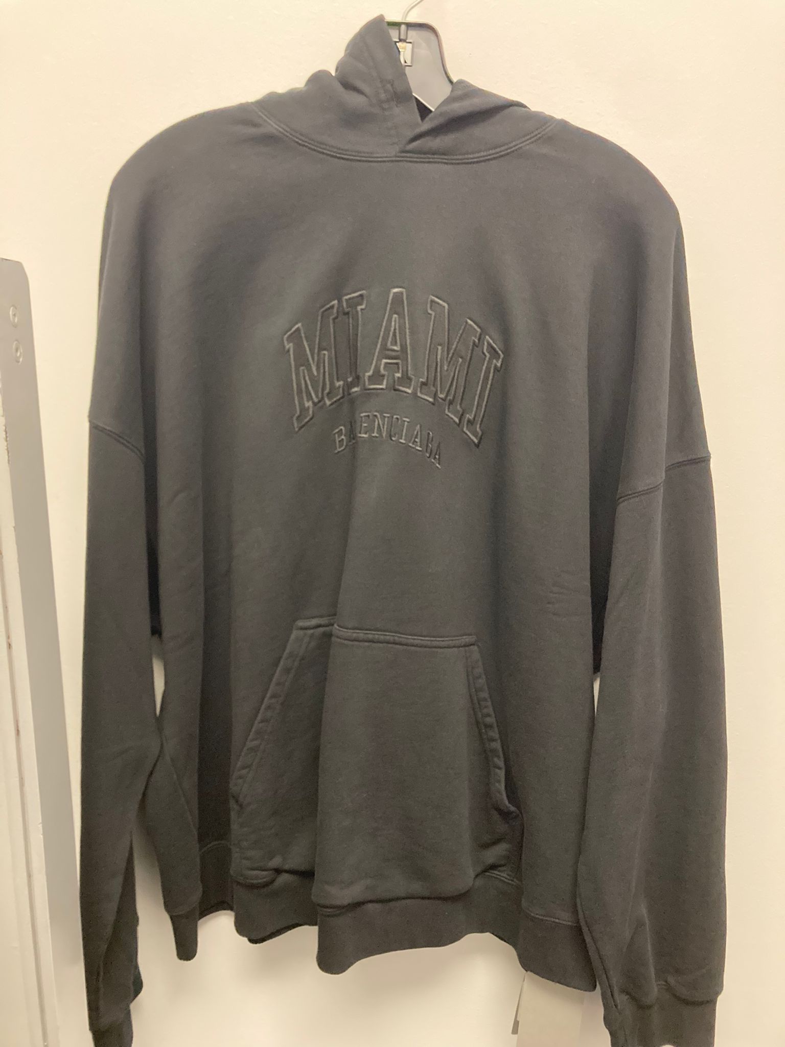 Balenciaga o1mt1gz1124 Cities Miami Medium Fit Hoodie in Black Size US S / EU 44-46 / 1 - 1 Thumbnail