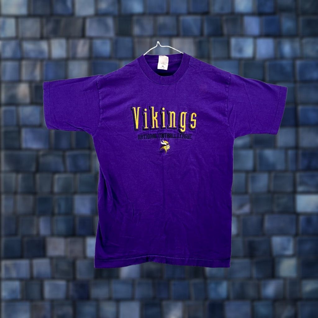 Fruit Of The Loom VINTAGE Minnesota Vikings NFL Embroidered Single Stitch Football Shirt L Purple Cotton 90s Men Shirts Boys Womens Mens Size US L / EU 52-54 / 3 - 1 Thumbnail