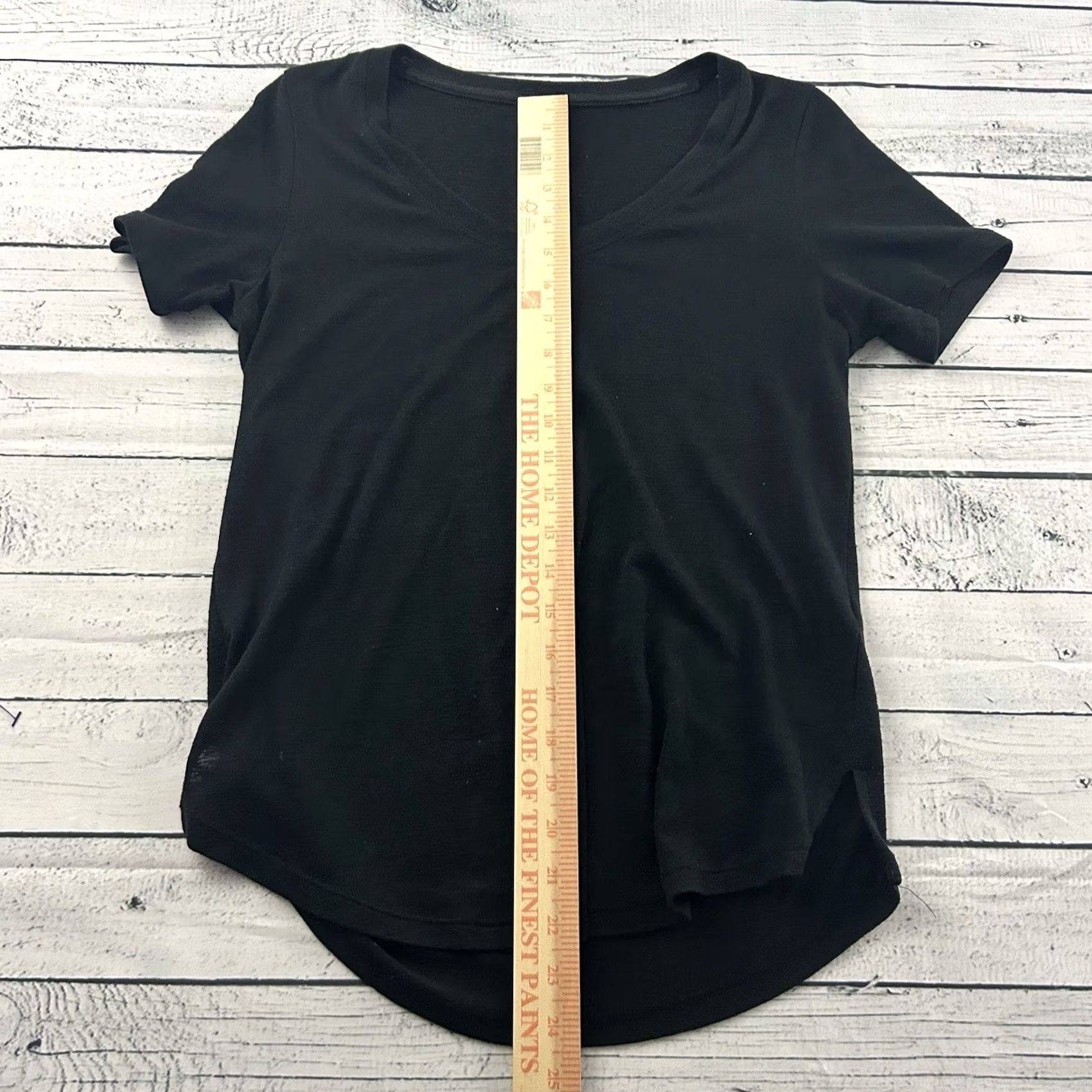 Athleta Athleta V Tee Short Sleeve Top Women's XS Black Breezy Scoop V Tee Top XS Black Athleta Women Short Sleeve Shirt Size XS / US 0-2 / IT 36-38 - 4 Thumbnail
