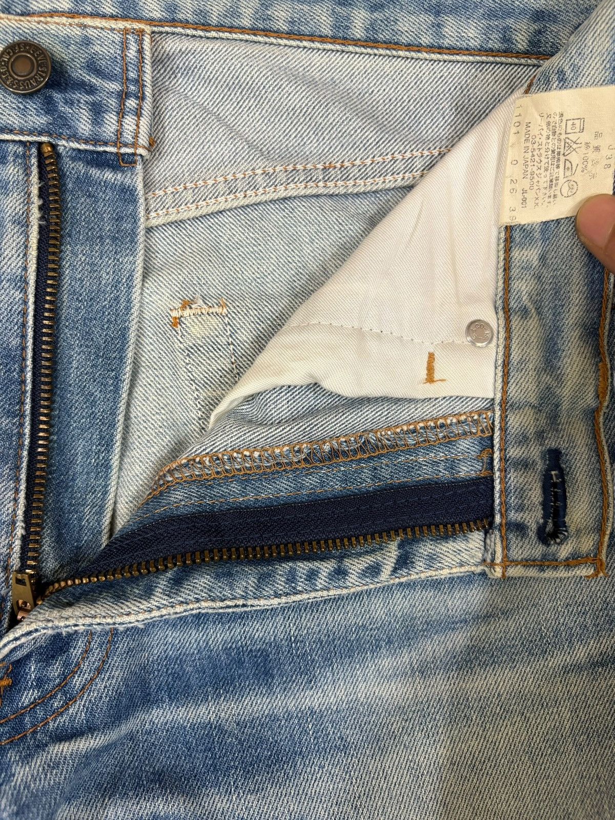 Levi's Vintage 90s Levis Light Wash Distressed Loose Jeans Size US 31 - 10 Thumbnail