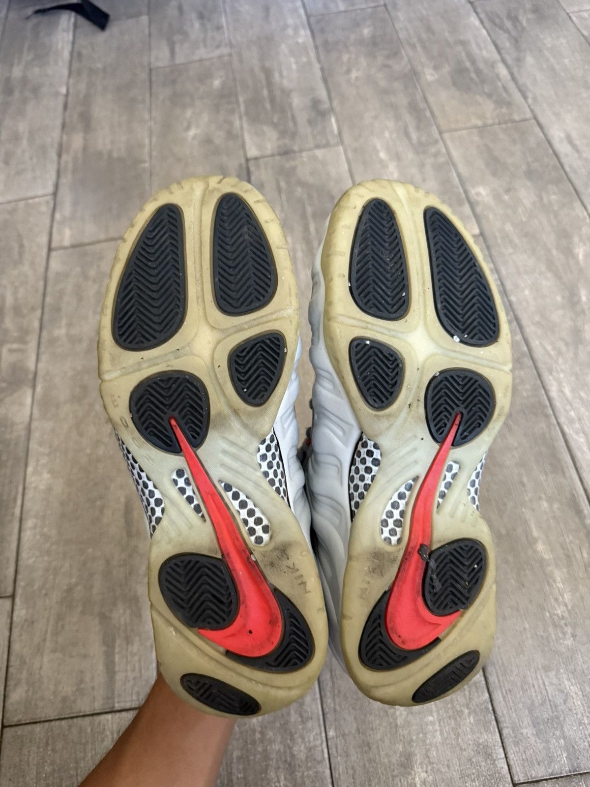 Nike Nike glow in the dark foamposites Size US 10 / EU 43 - 5 Thumbnail