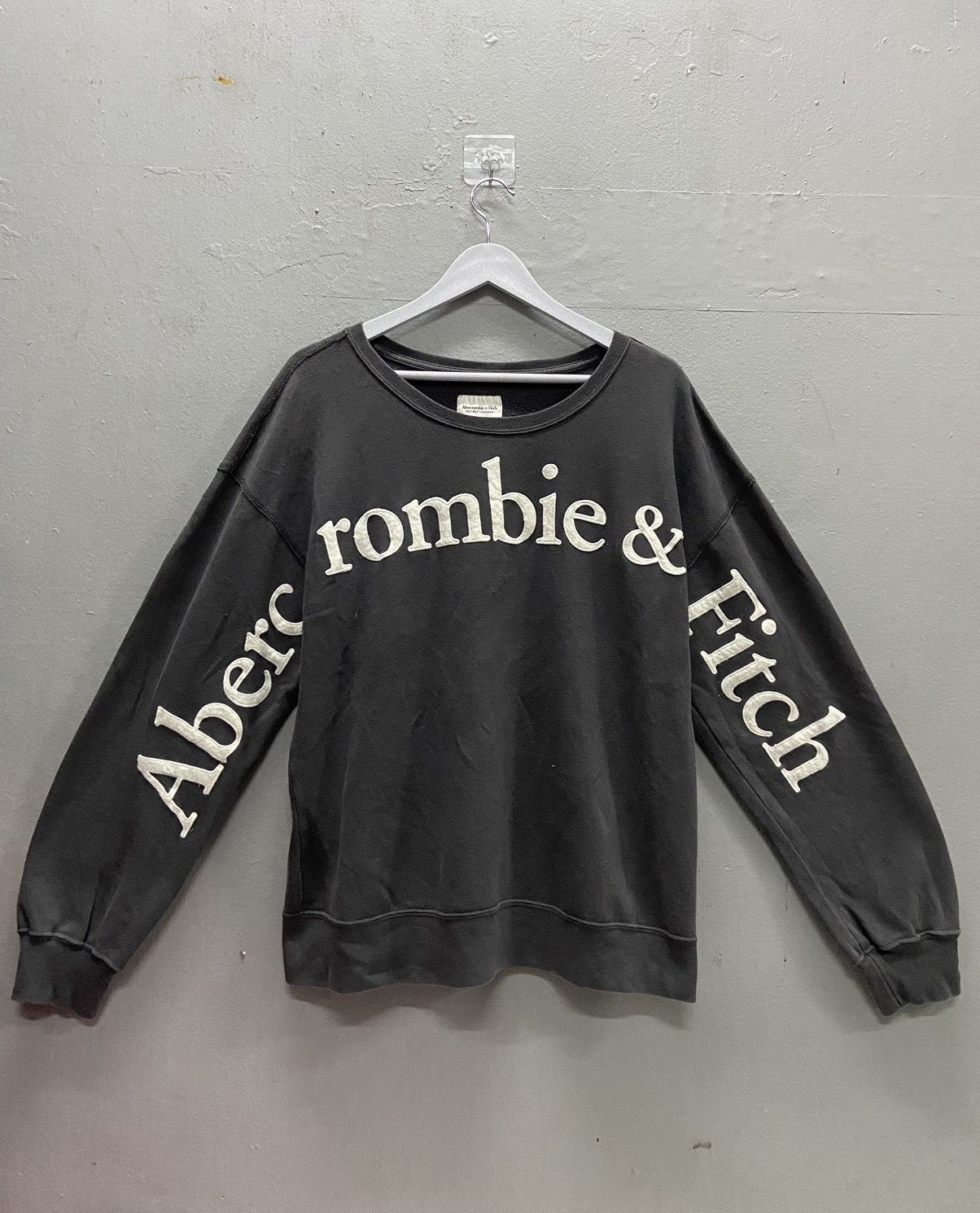 Abercrombie & Fitch ABERCROMBIE & FITCH SPELLOUT SWEATSHIRT Size US L / EU 52-54 / 3 - 1 Thumbnail