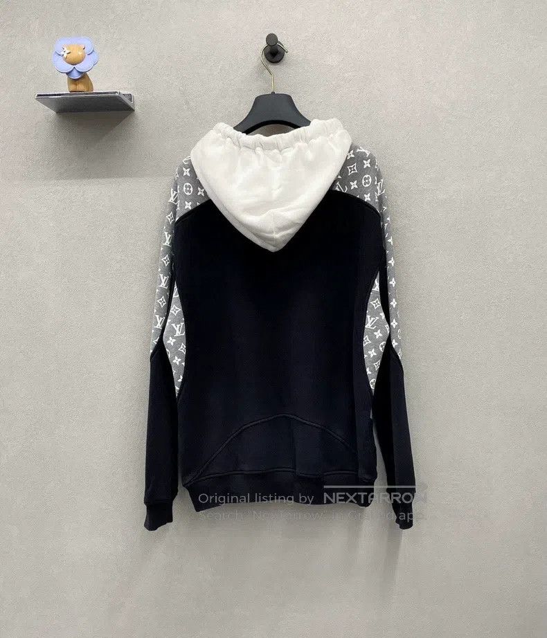 Louis Vuitton Louis Vuitton Grey and white color-block logo printed hood Size US L / EU 52-54 / 3 - 2 Thumbnail