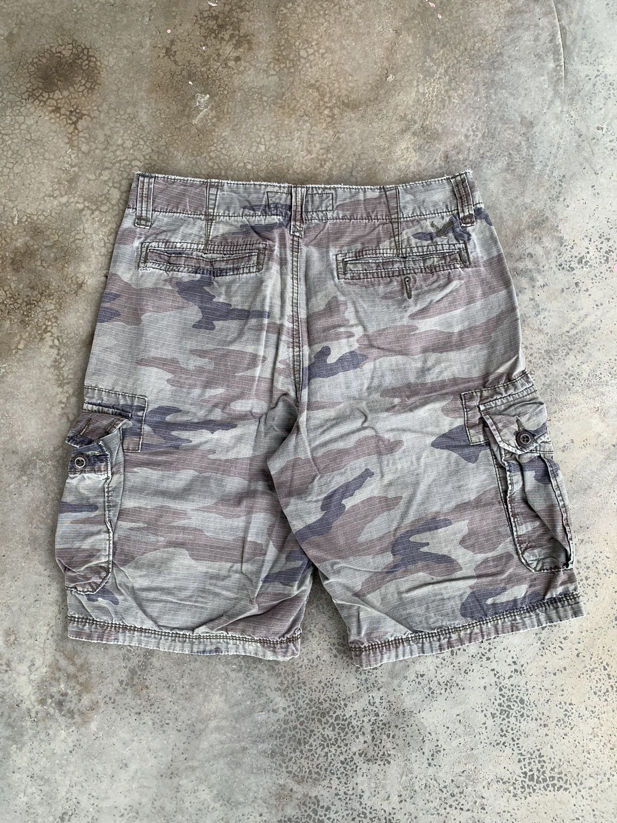 American Eagle Outfitters 🔊 American Eagle Longboard Camo Cargo Short Pants Size US 33 - 2 Thumbnail