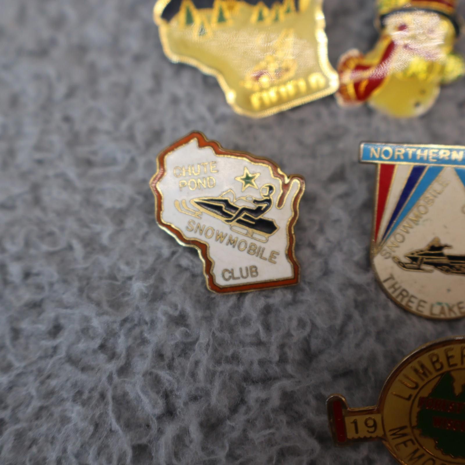 The Unbranded Brand 7 Piece Vtg Pin Lot Ski Sno-Devils Snowmobile Club Mountain Size ONE SIZE - 3 Thumbnail