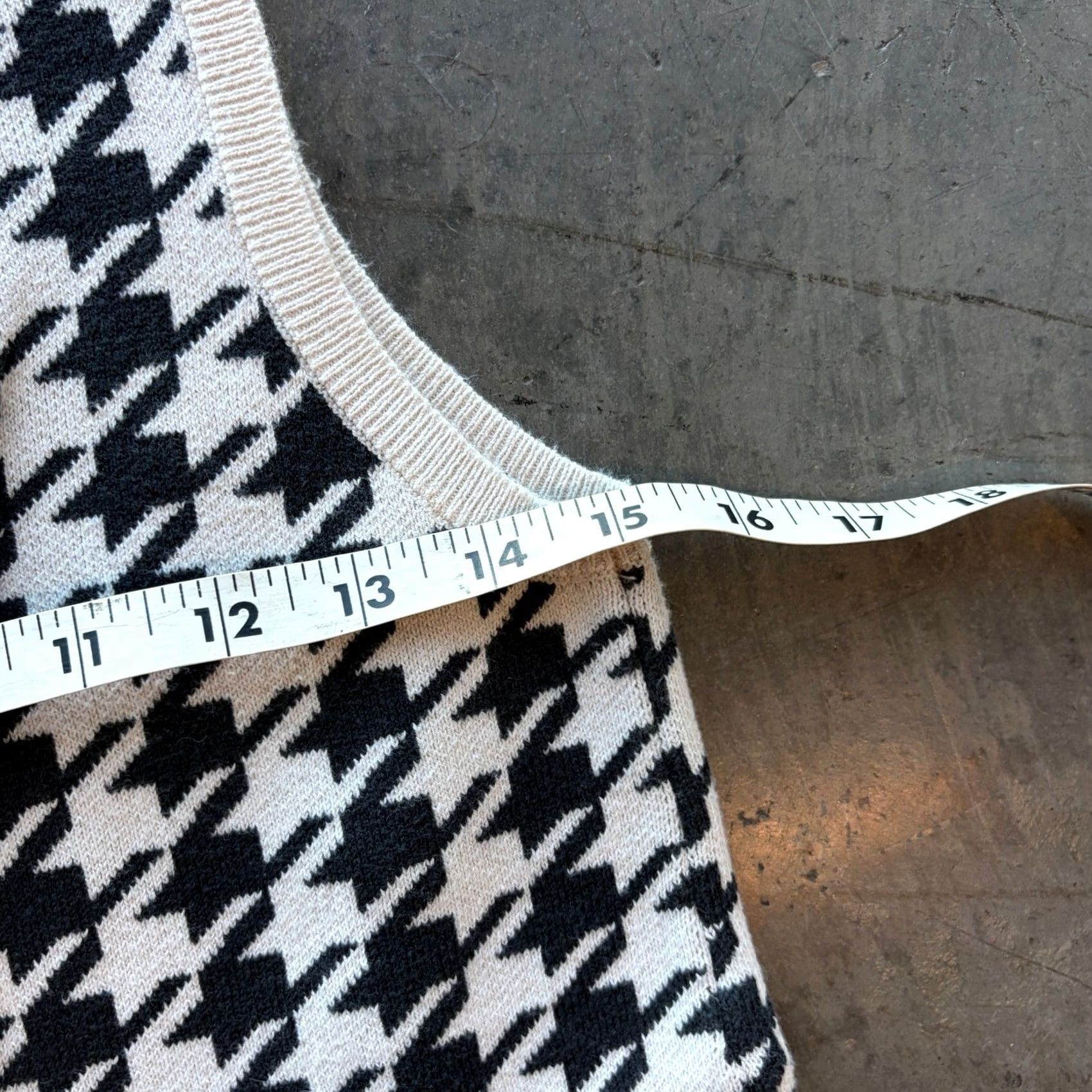 Vintage VINTAGE Y2K The Loft Houndstooth Preppy Knit Vest Tank Top XS Women Black White Knit Tank Top XS Women Size XS / US 0-2 / IT 36-38 - 4 Thumbnail