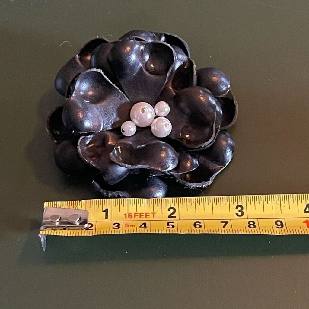 Other Vintage Black Leather Faux Pearl Floral Brooch Fashion Pin Size ONE SIZE - 4 Thumbnail