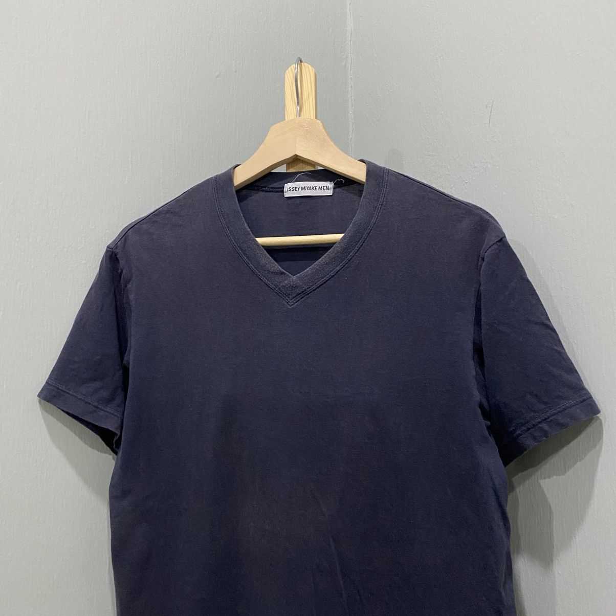 Issey Miyake Vintage Issey Miyake Men Navy Blue V-Neck T-Shirt Size US M / EU 48-50 / 2 - 3 Thumbnail