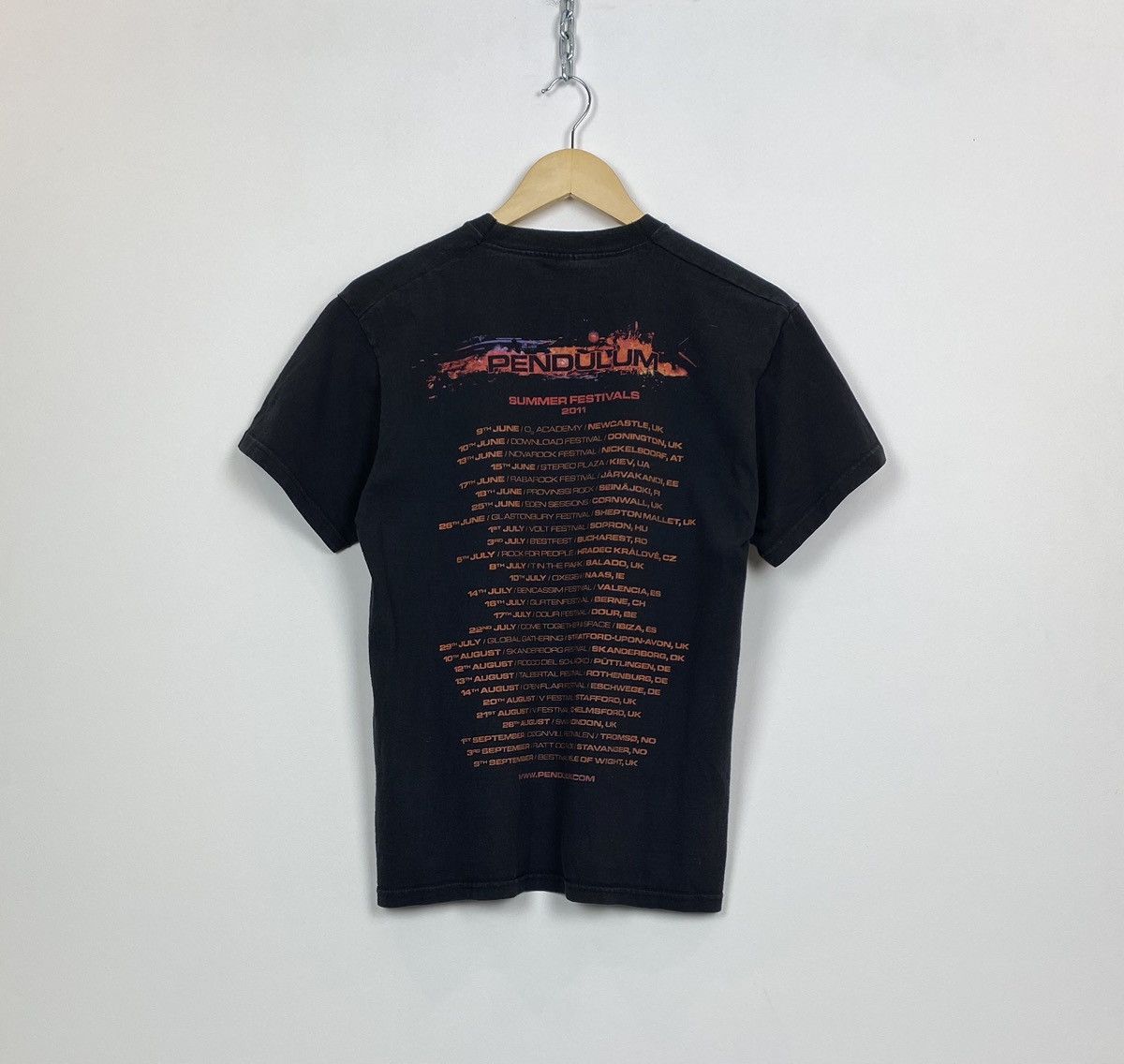 Band Tees Pendulum Feed The Fire Summer Festivals 2011 T-shirt Size M Size US M / EU 48-50 / 2 - 7 Thumbnail