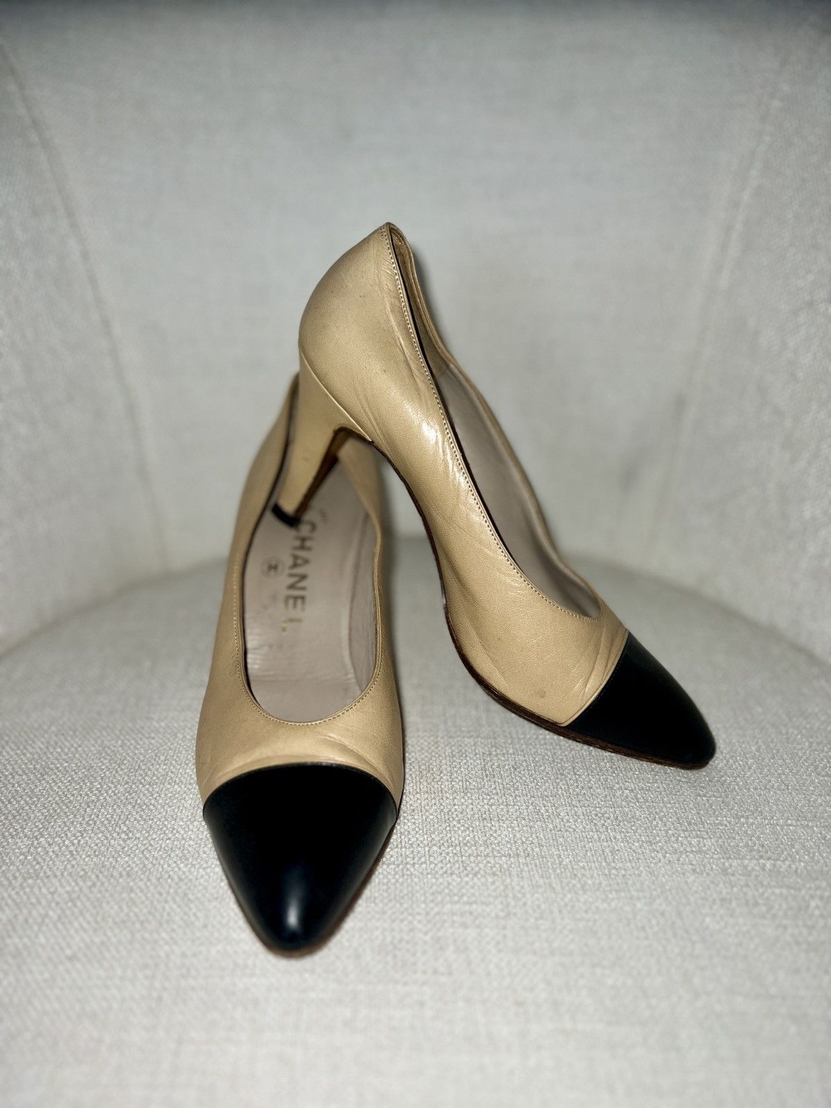 Chanel Classic Chanel Beige and Black Heels Size US 5 / IT 35 - 4 Thumbnail