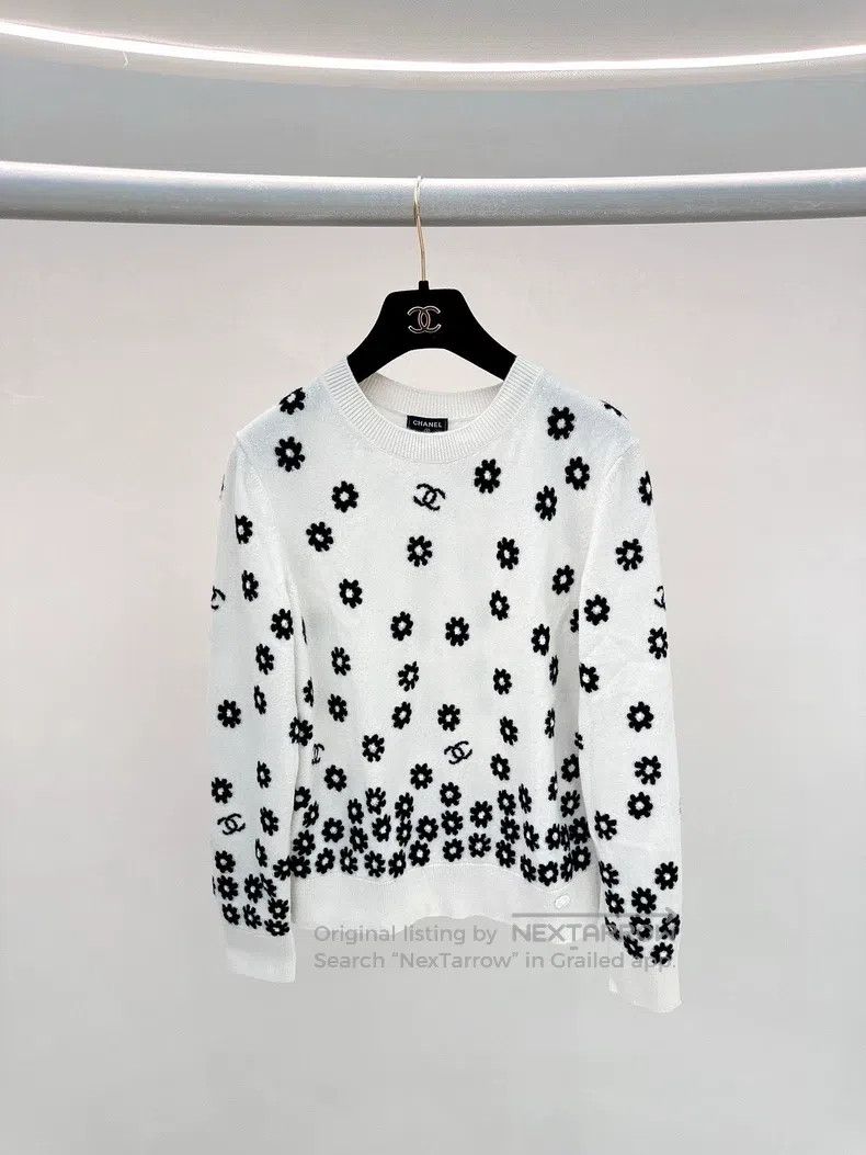 Chanel Chanel Black and white daisy sweater Size XS / US 0-2 / IT 36-38 - 1 Thumbnail