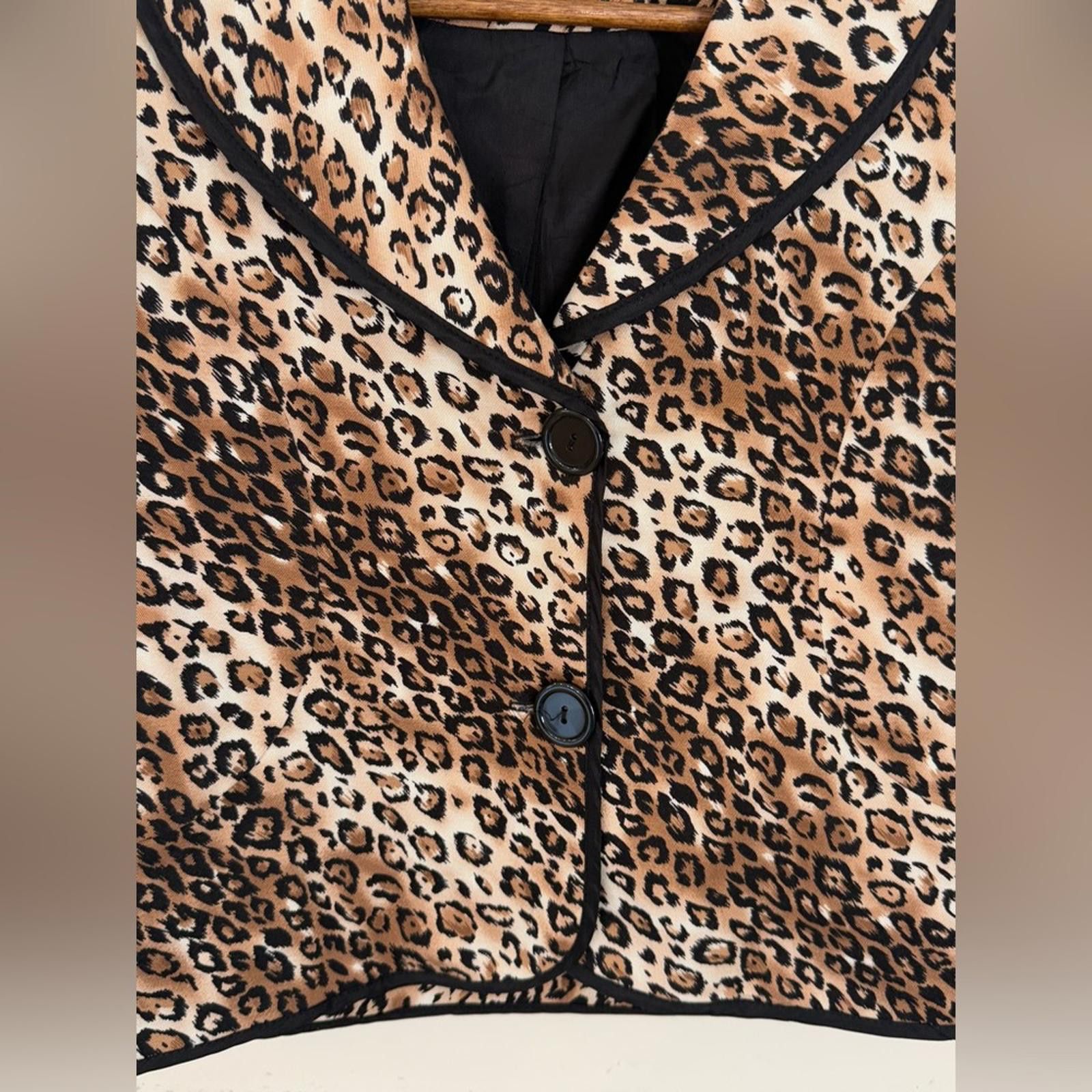 Other White House Black Market crop leopard print blazer SZ 2 Size XS / US 0-2 / IT 36-38 - 3 Thumbnail