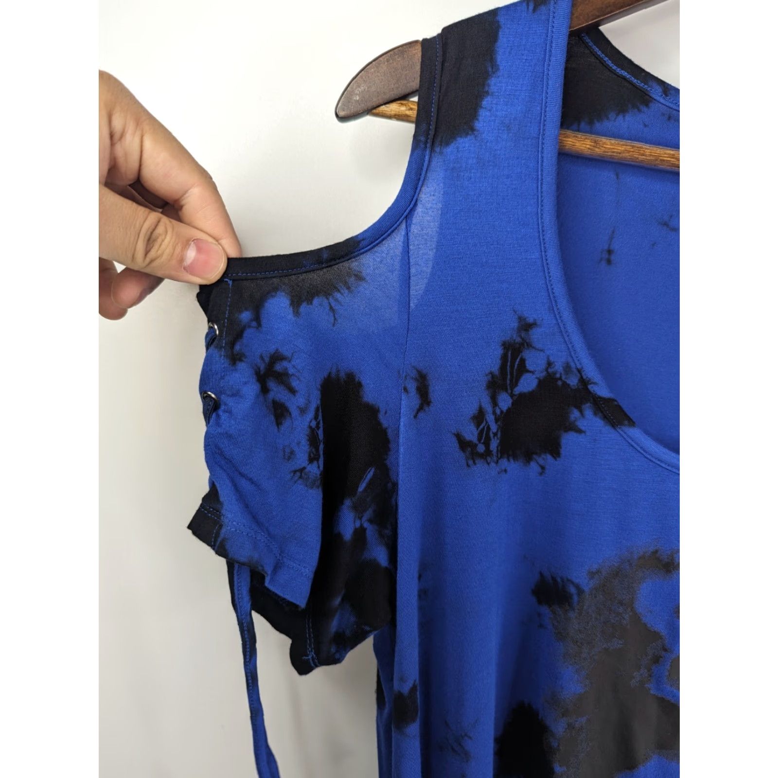 Hot Topic VINTAGE Hot Topic Tank Shirt Women Plus Size 0 Blue Skull Tie-Dye Cold Shoulder Lace-Up Top Mens Womens Girls Size XS / US 0-2 / IT 36-38 - 4 Thumbnail