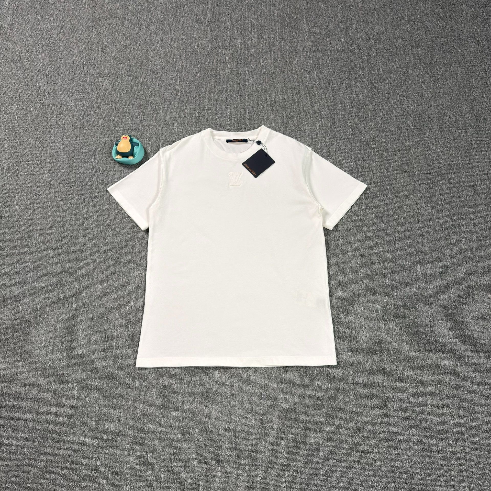 Louis Vuitton Louis Vuitton Embossed LV Logo T-Shirt Size M Size US M / EU 48-50 / 2 - 1 Thumbnail