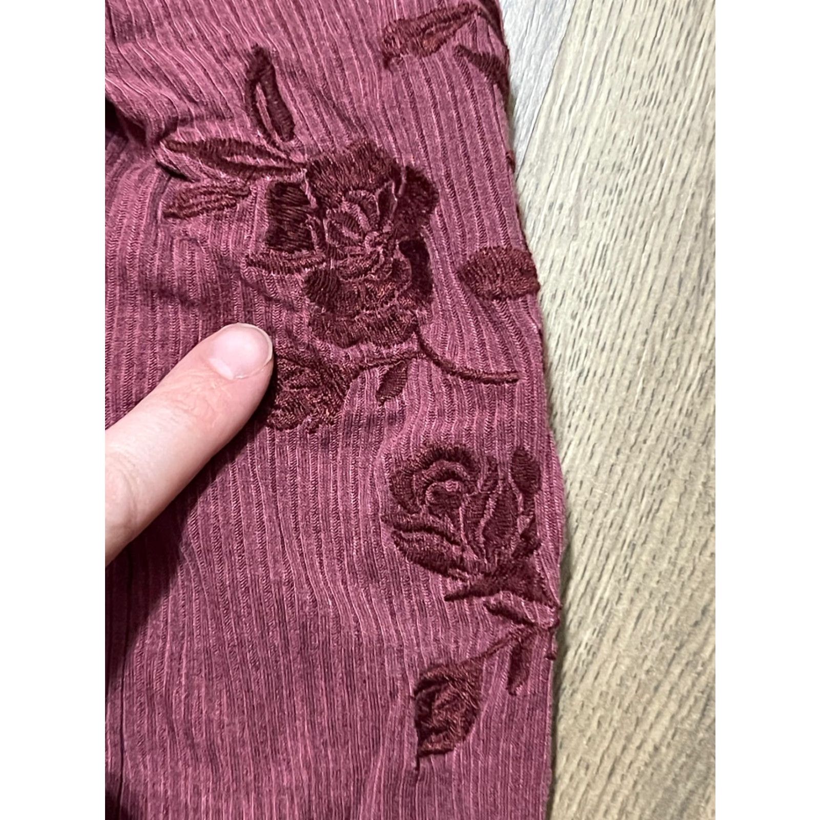 Vintage Coco+Jaimeson Shirt Women's XS Purple Roses on Sleeve T-Shirt V-Neck Long Sleeve Casual Basic Modern Rose Pattern Adults Size XS / US 0-2 / IT 36-38 - 5 Thumbnail