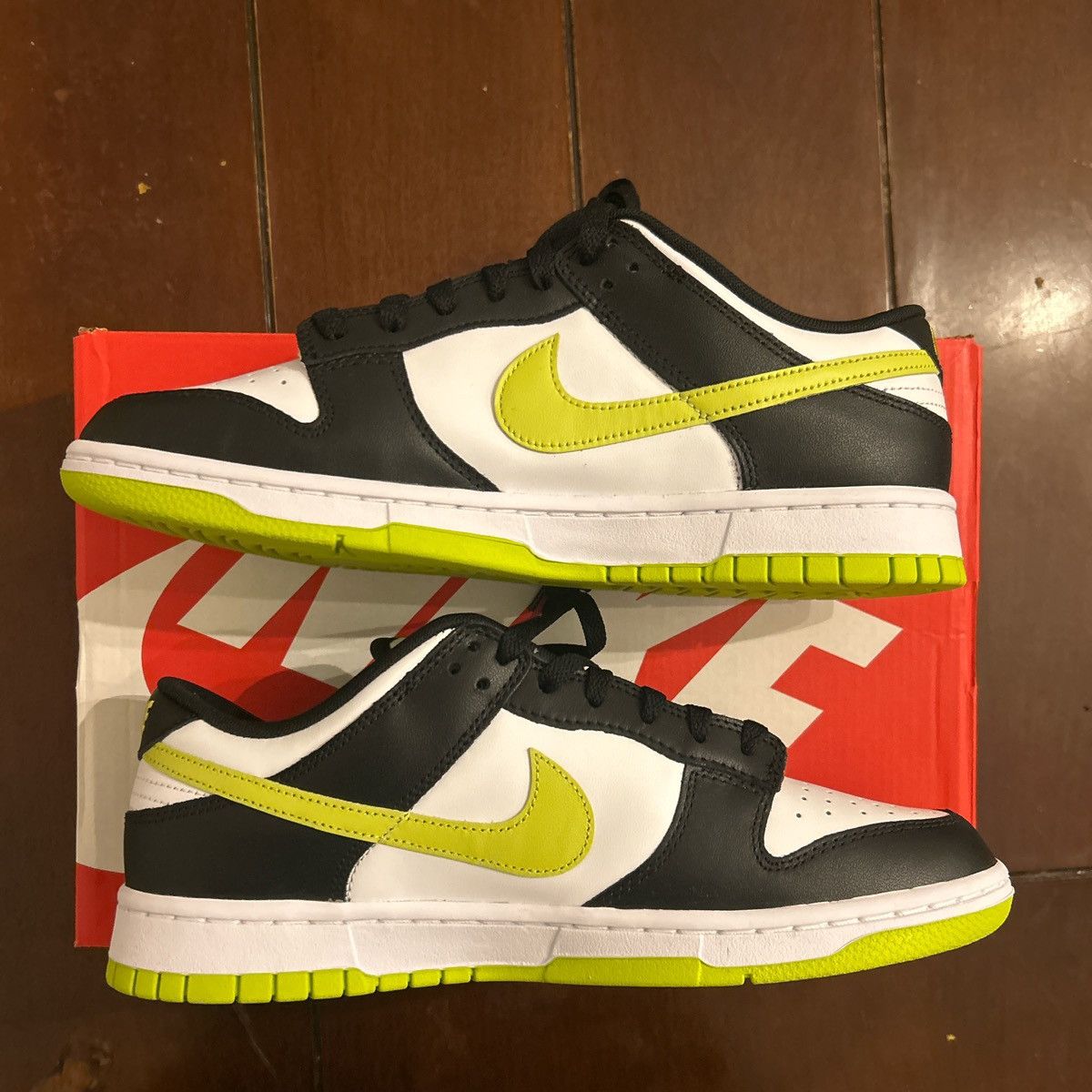 Nike Nike Dunk Low in White, Black, Green Size US 9.5 / EU 42-43 - 3 Thumbnail