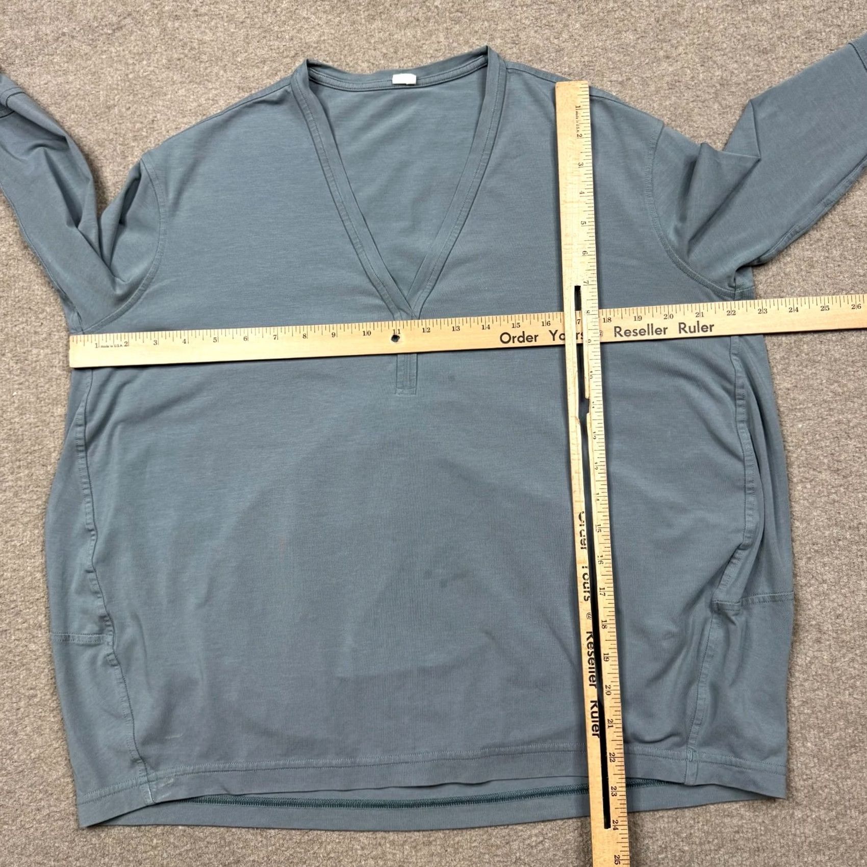 Lululemon Lululemon Women's Blue V Neck Pullover Long Sleeve Lightweight Tee Shirt Size 4 Size S / US 4 / IT 40 - 5 Thumbnail