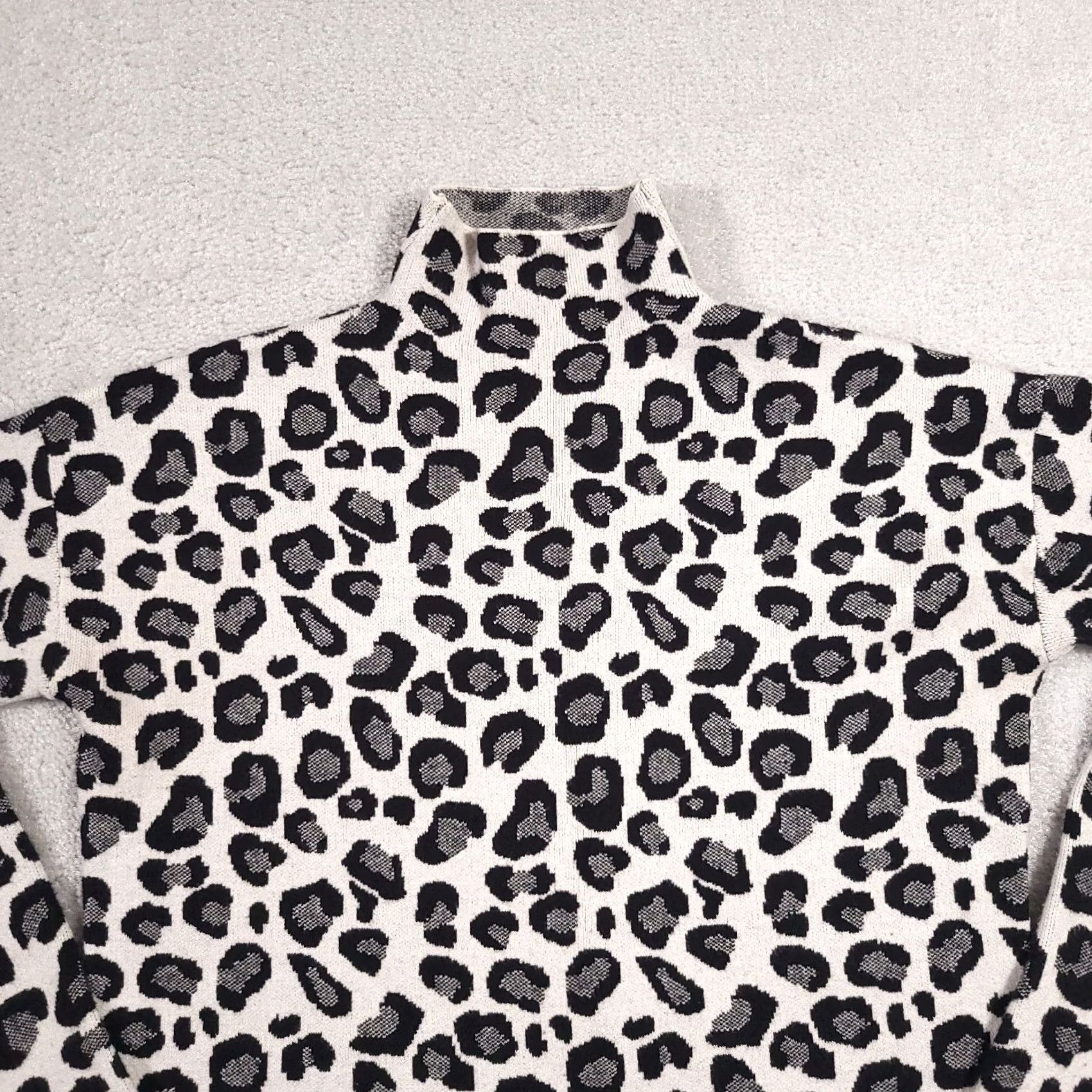 Vintage Tahari Leopard Print Mock Neck Sweater Womens Small White Black Stretch Pullover Knit Vintage? No (remove question) Size S / US 4 / IT 40 - 3 Thumbnail