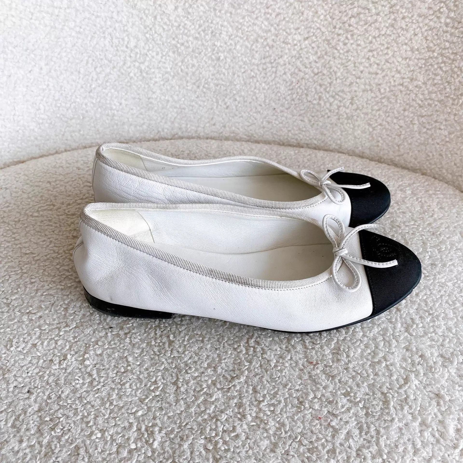Chanel Chanel b/w colorblock ballet flats 35.5 Size US 5 / IT 35 - 3 Thumbnail