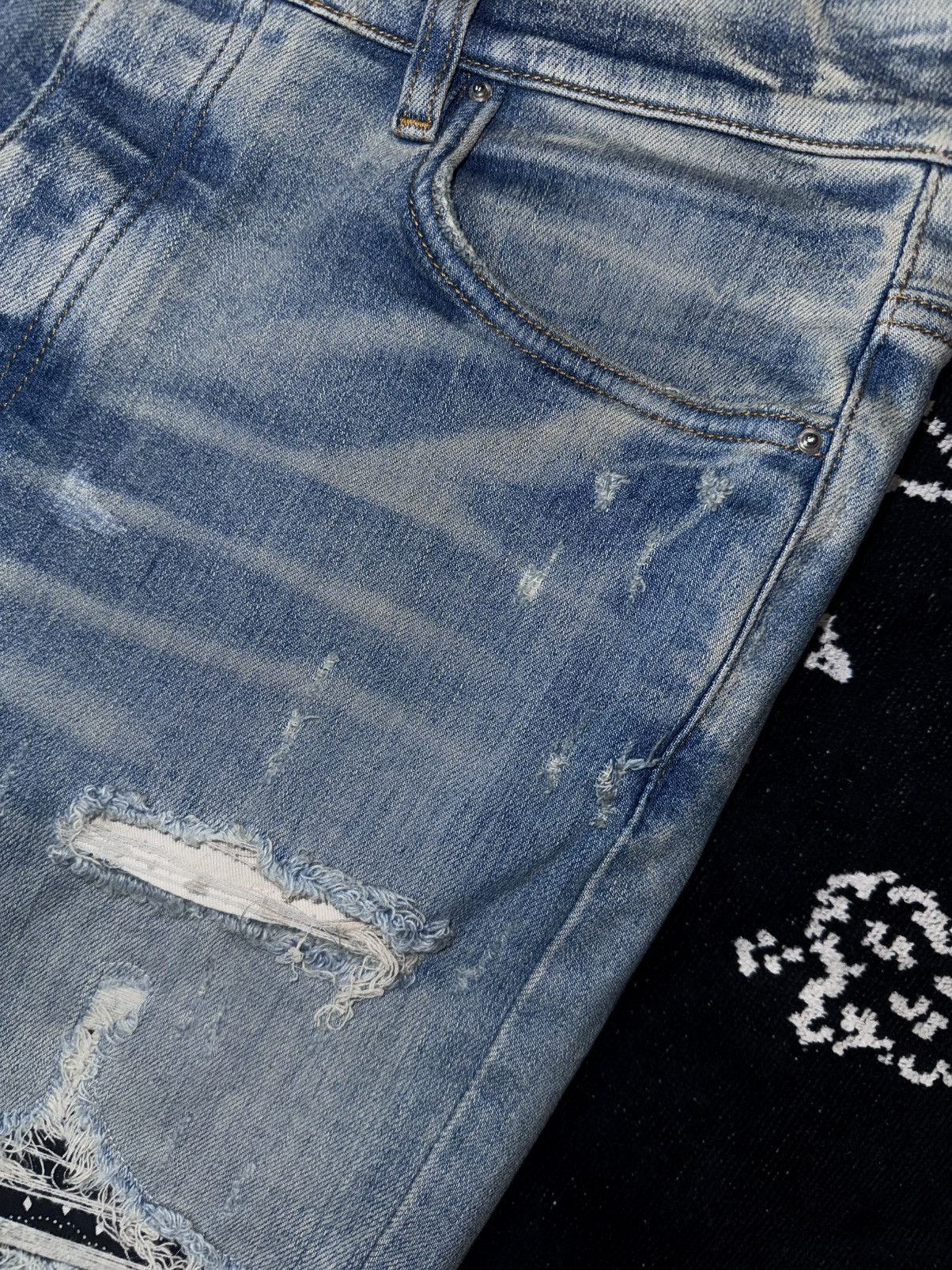Amiri AMIRI BANDANA ENGLISH LOGO JEANS Size US 32 / EU 48 - 10 Thumbnail