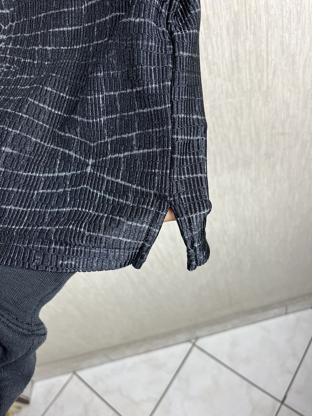 Guess × Vintage Vintage Guess USA nylon crocodile skin short sleeve shirt Size US S / EU 44-46 / 1 - 15 Thumbnail