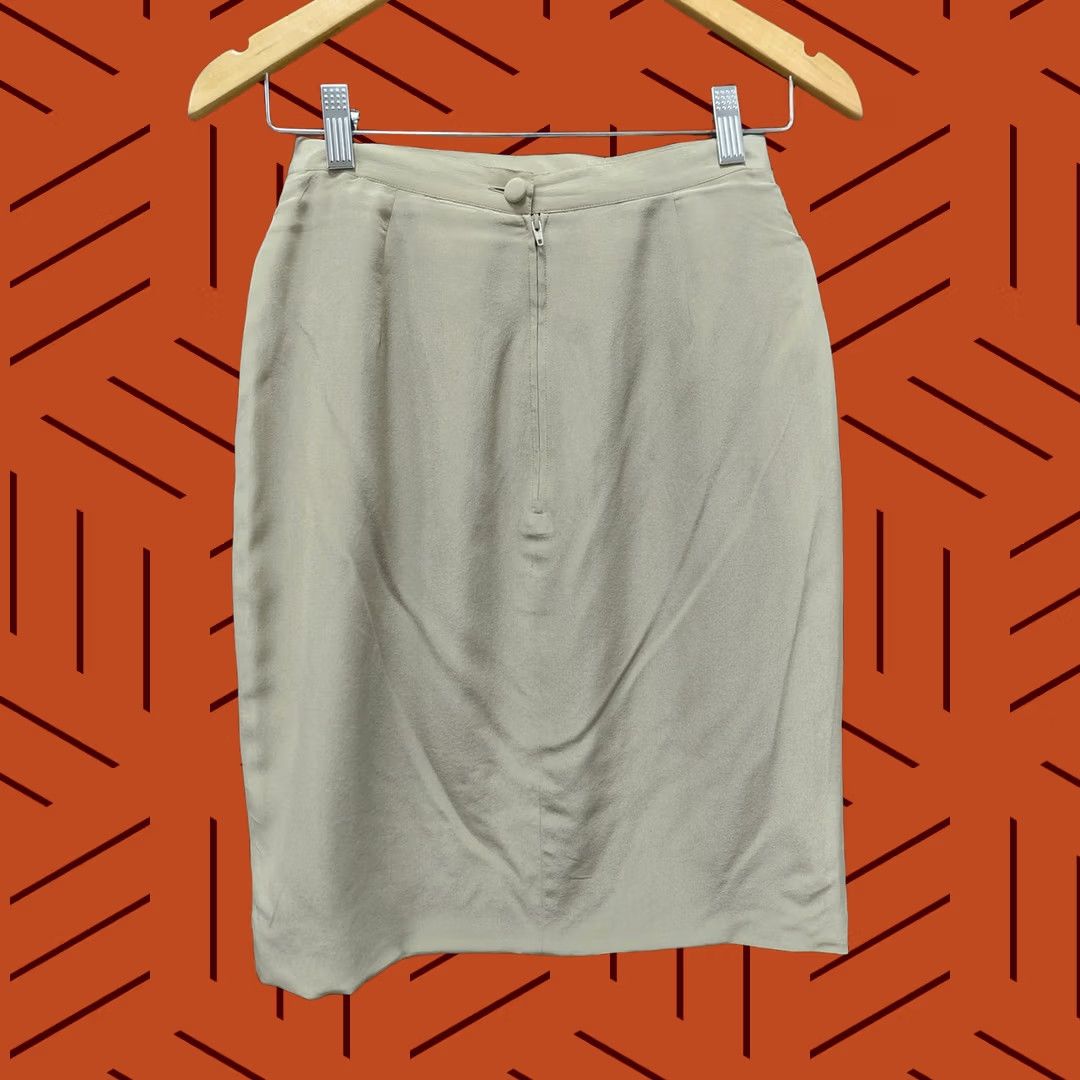 Calvin Klein Calvin Klein Silk Skirt Beige Solid 100% Silk Knee Length A-Line Regular Size 4 Womens Size 27" / US 4 / IT 40 - 1 Thumbnail