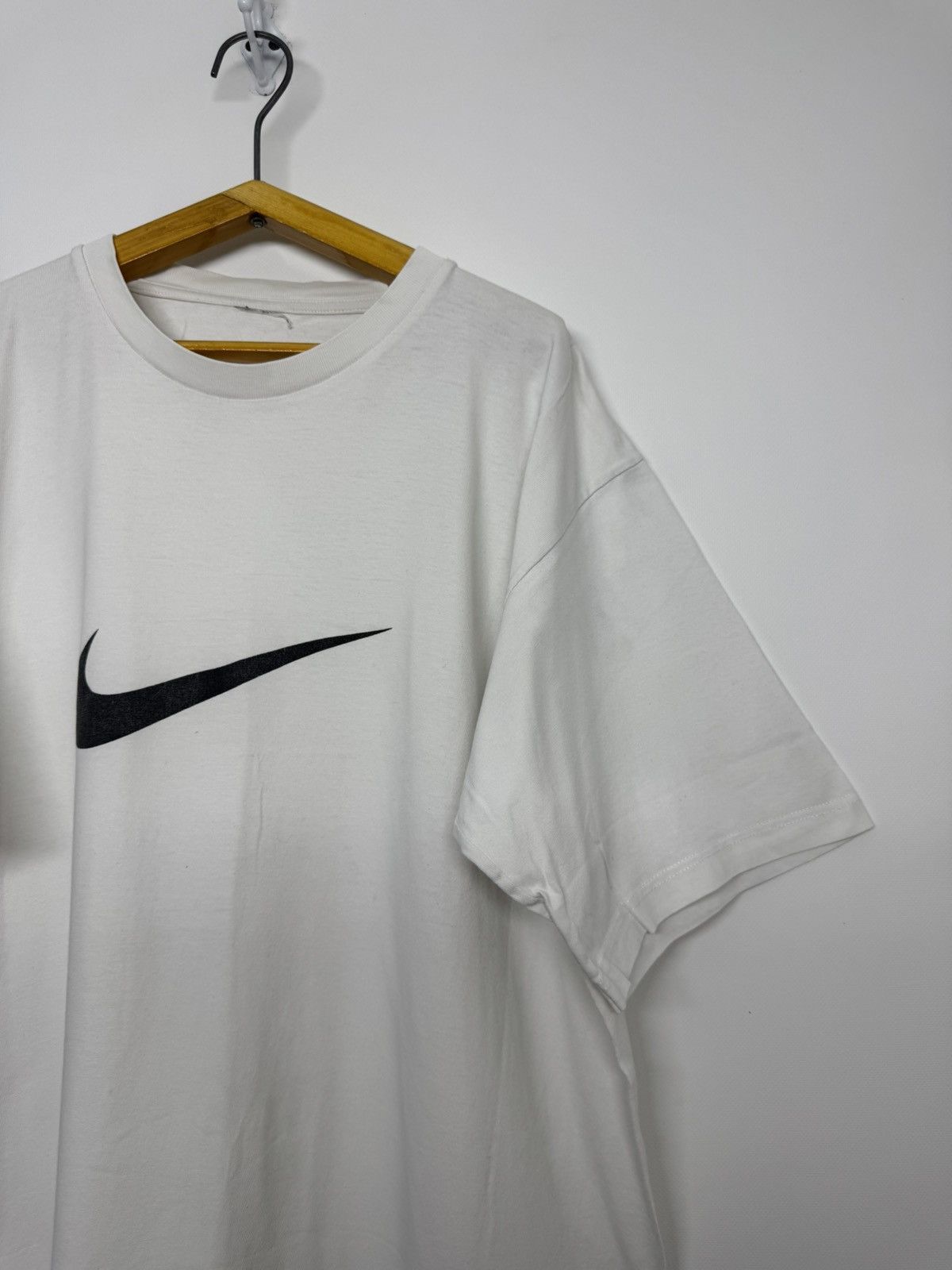 Nike Vintage Y2k Nike Center Big Swoosh Logo T-Shirt Size US L / EU 52-54 / 3 - 5 Thumbnail