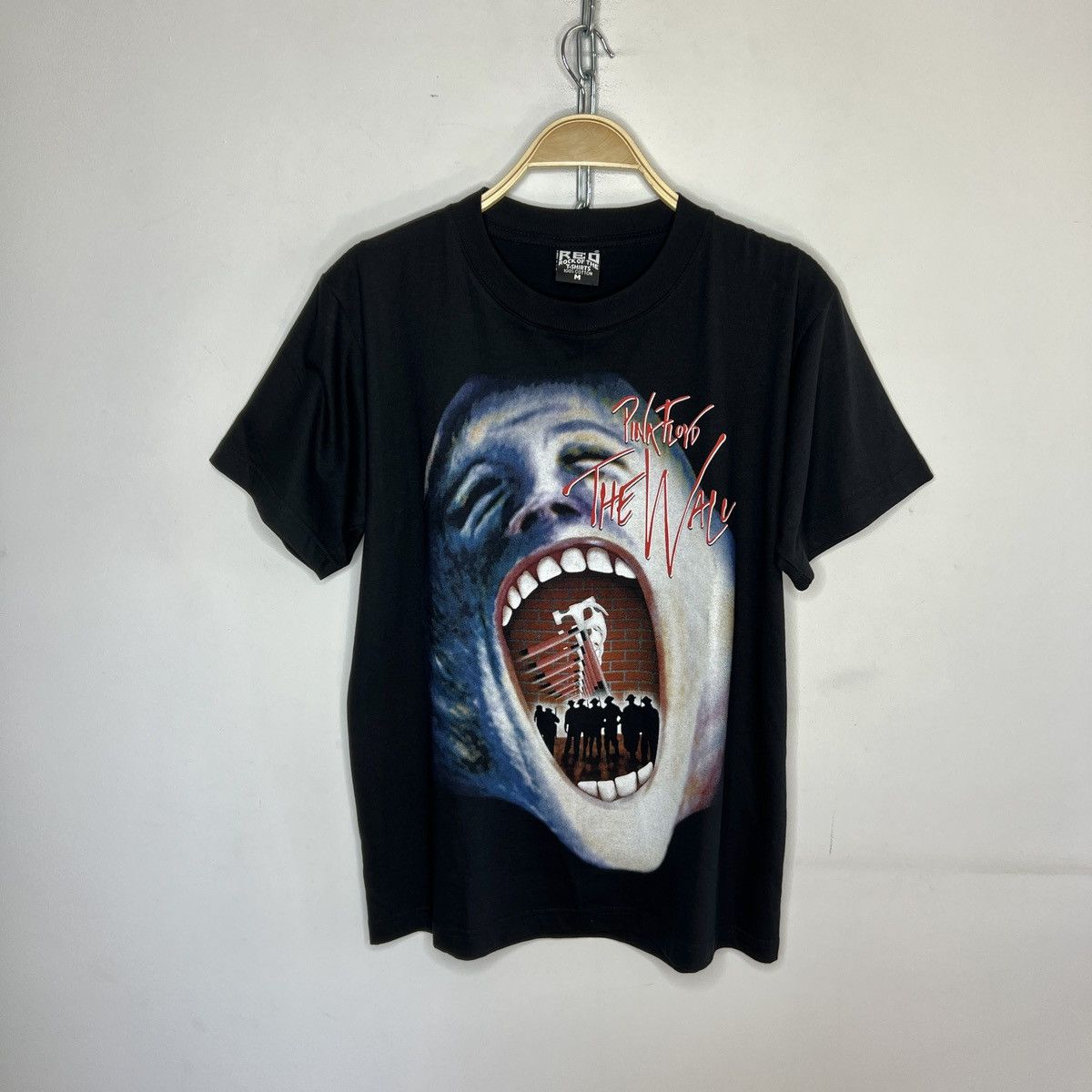 Band Tees 90s Faded Black Pink Floyd The Wall Graphic Shirlt Size US M / EU 48-50 / 2 - 1 Thumbnail